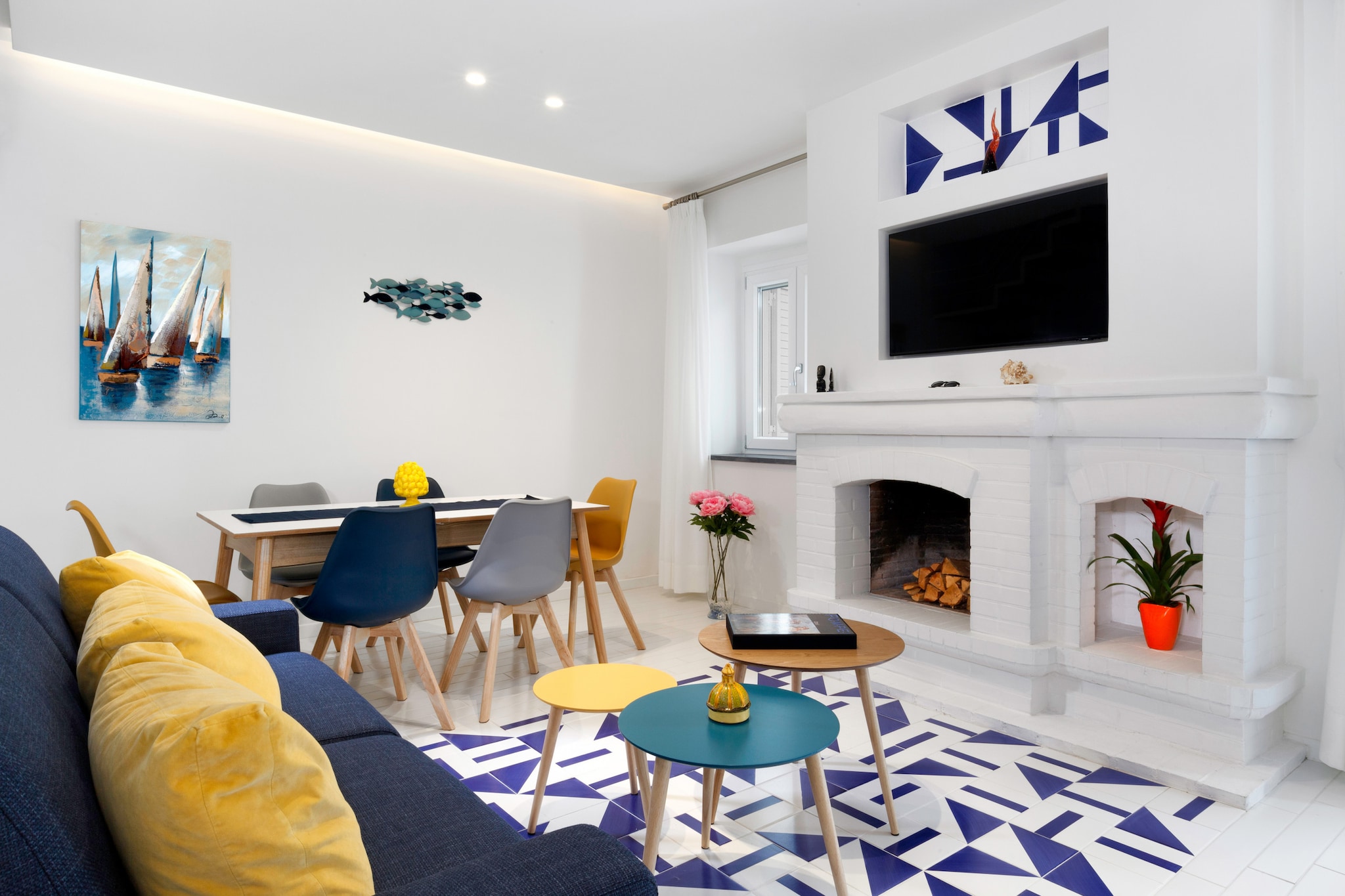 Leucosia-Living room