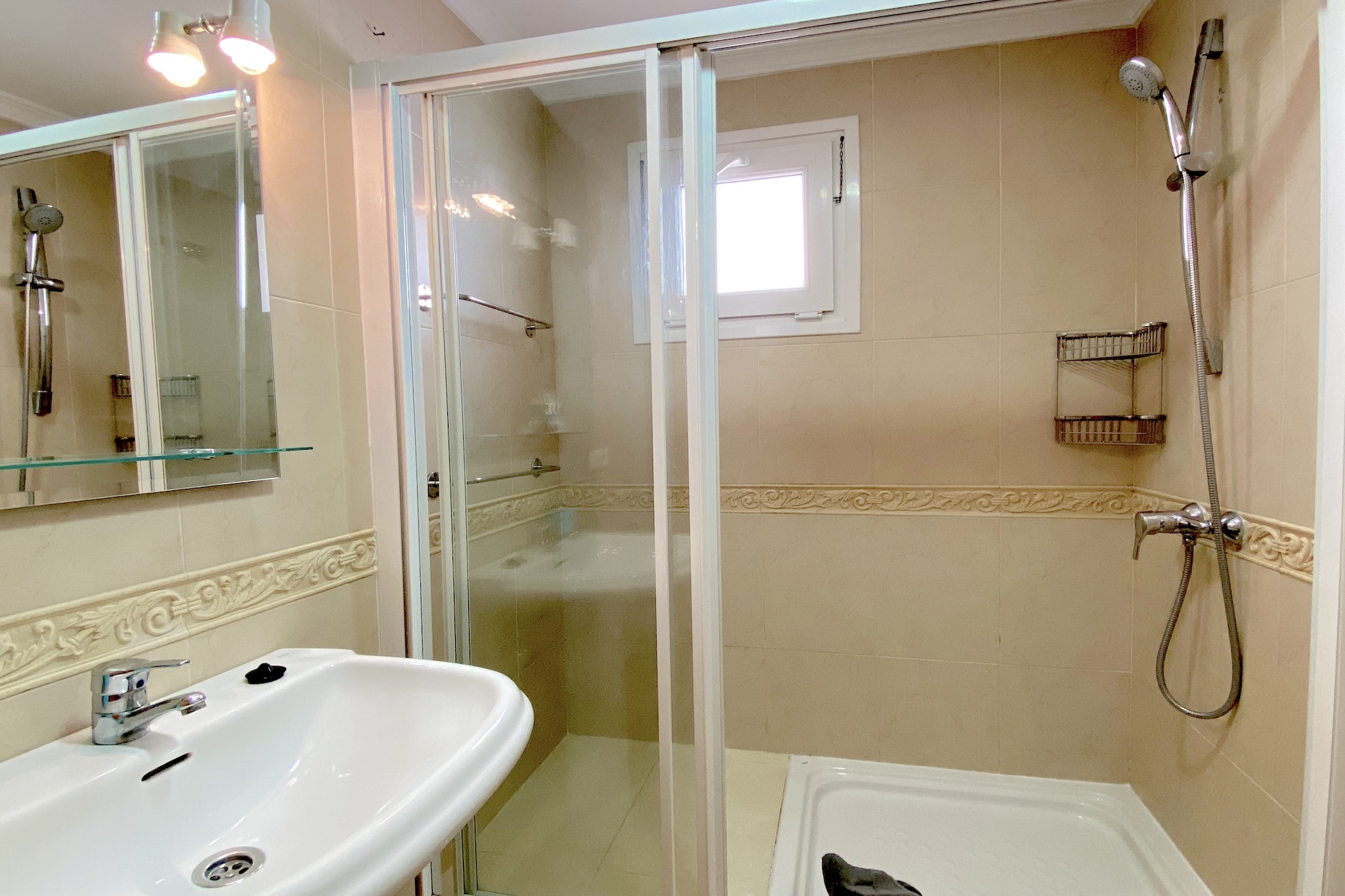 Milenio 1H Apartment by Casasol-Salle de bain