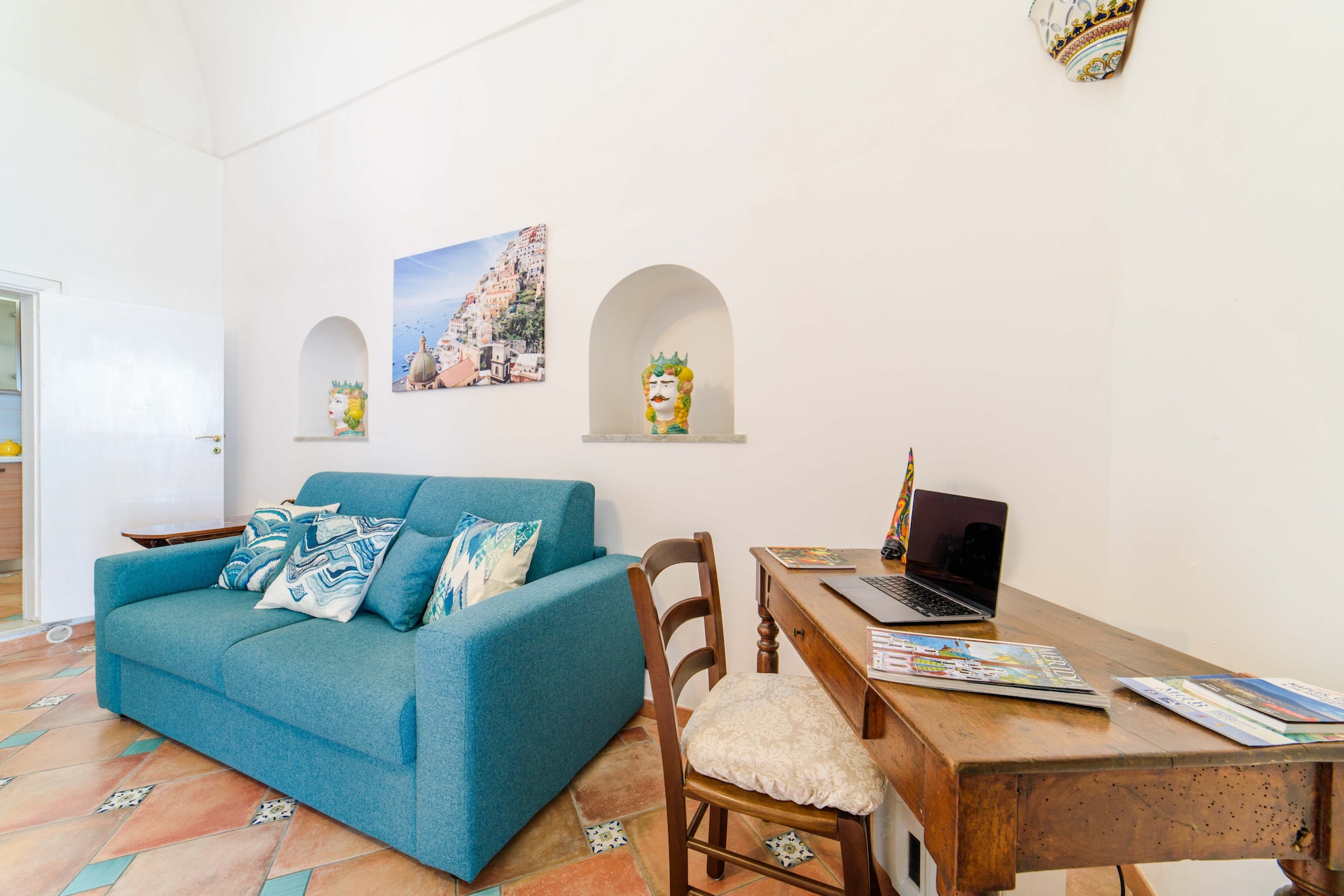 Romantic Antica Sponda-Living room