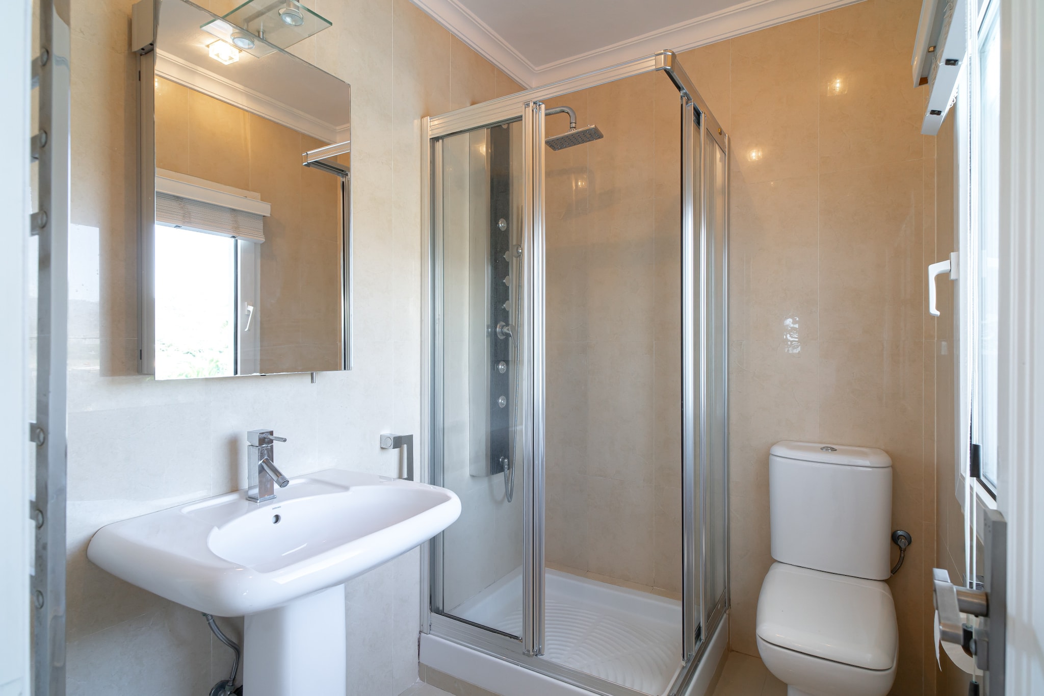 Stella Maris Beachfront 1J by Casasol-Badezimmer