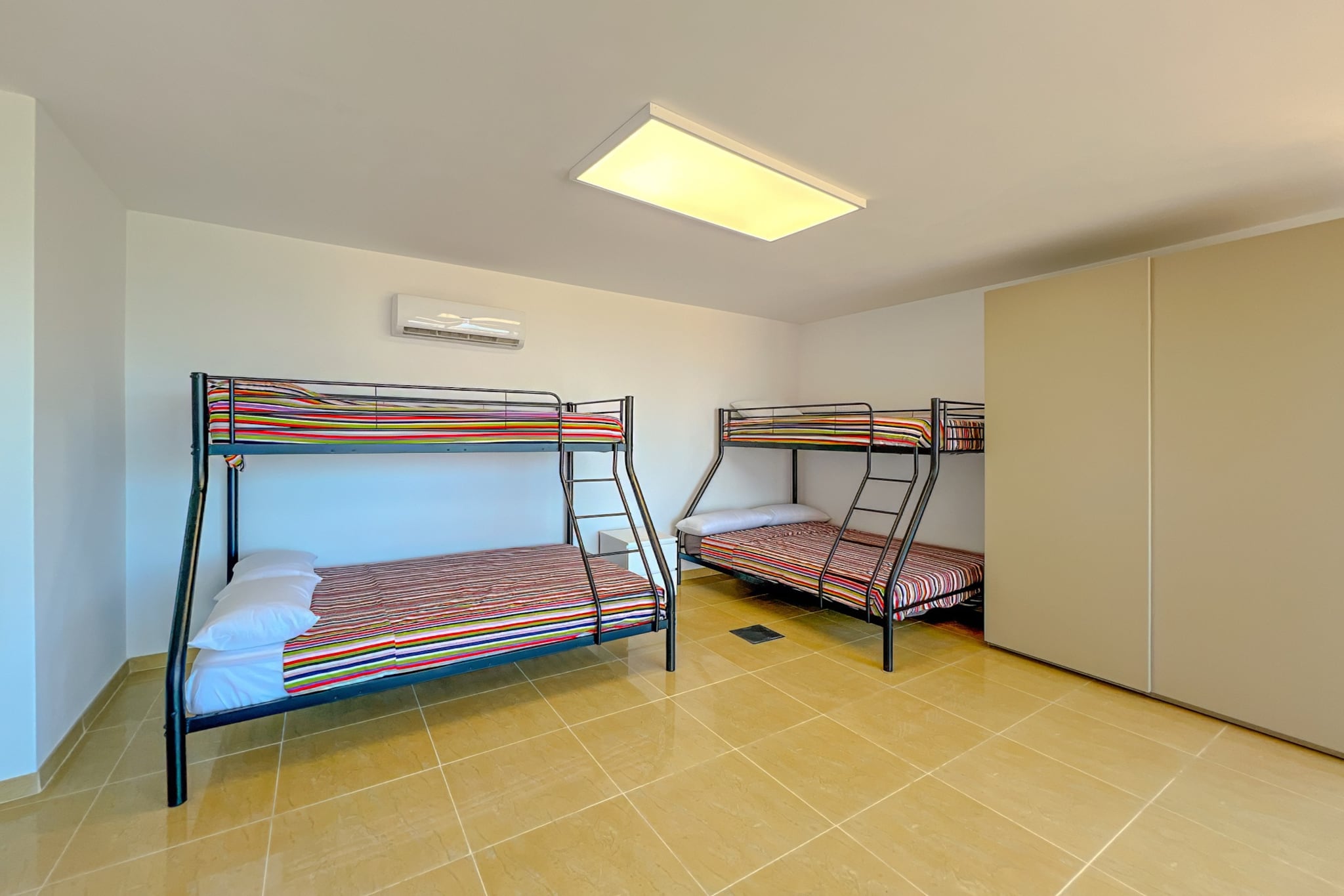 Vivalidays Dali - Costa Brava-Schlafzimmer