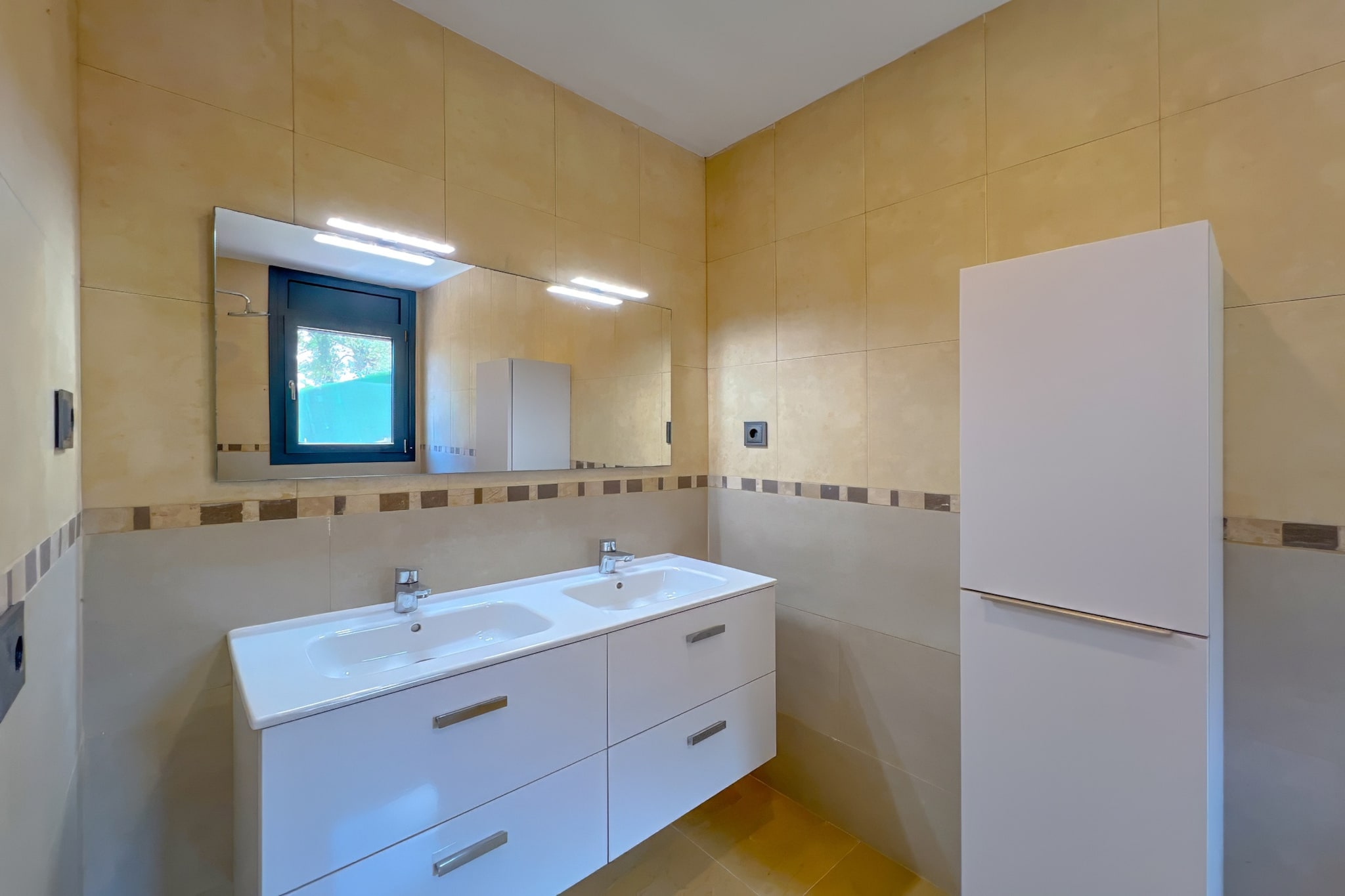 Vivalidays Dali - Costa Brava-Badezimmer