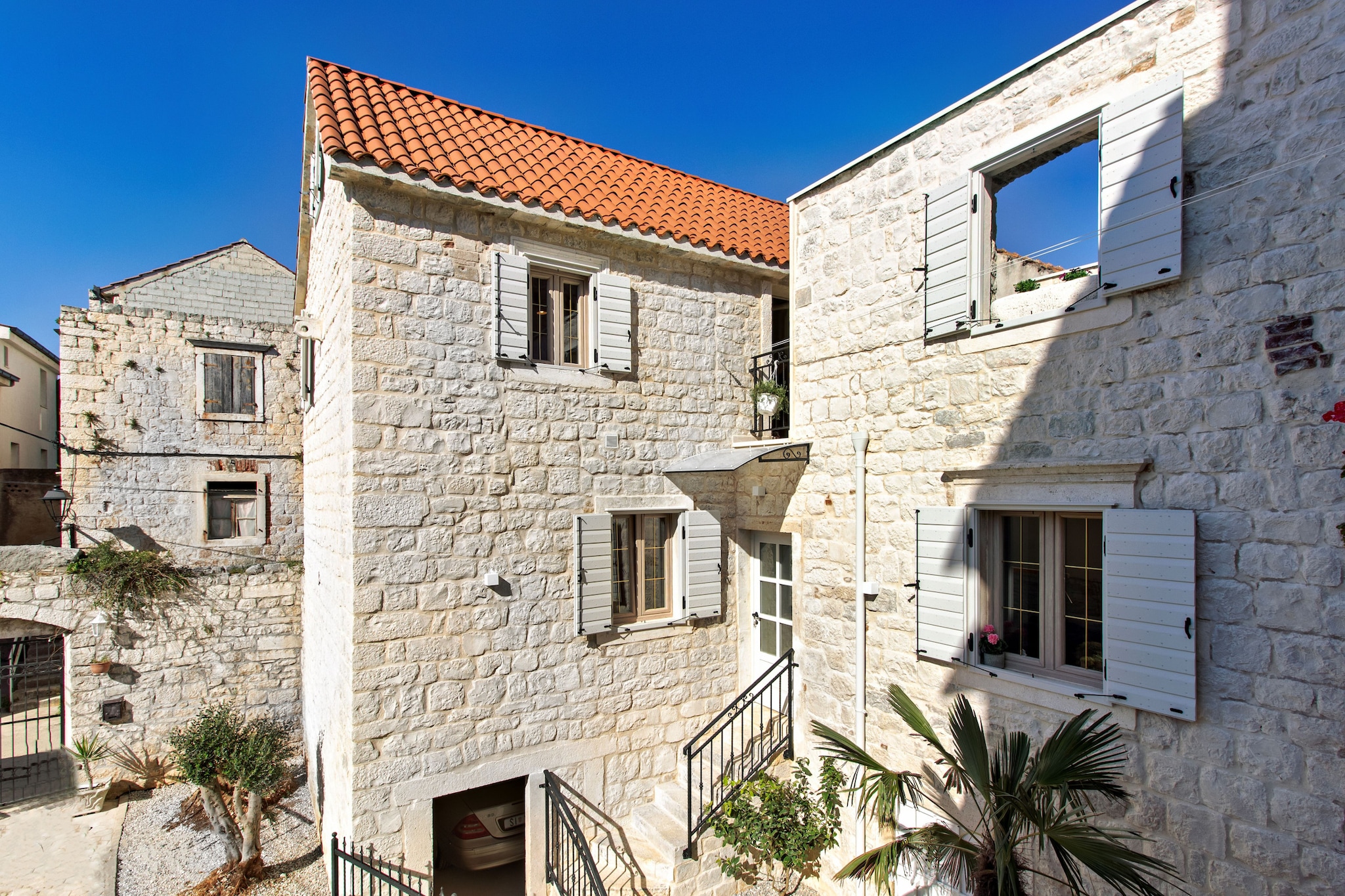 Stone House Trogir-Buitenkant zomer