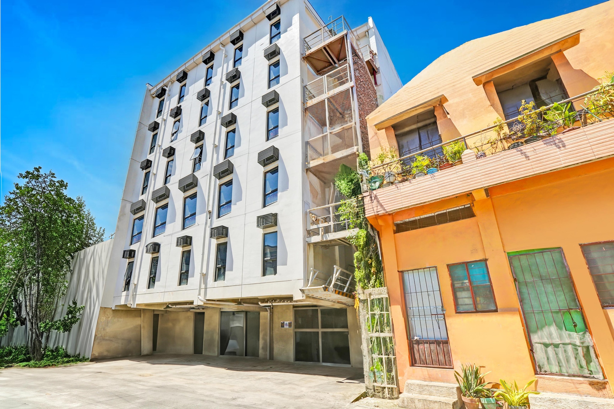 Trendy Mixed Dorm Stay for Makati Nights