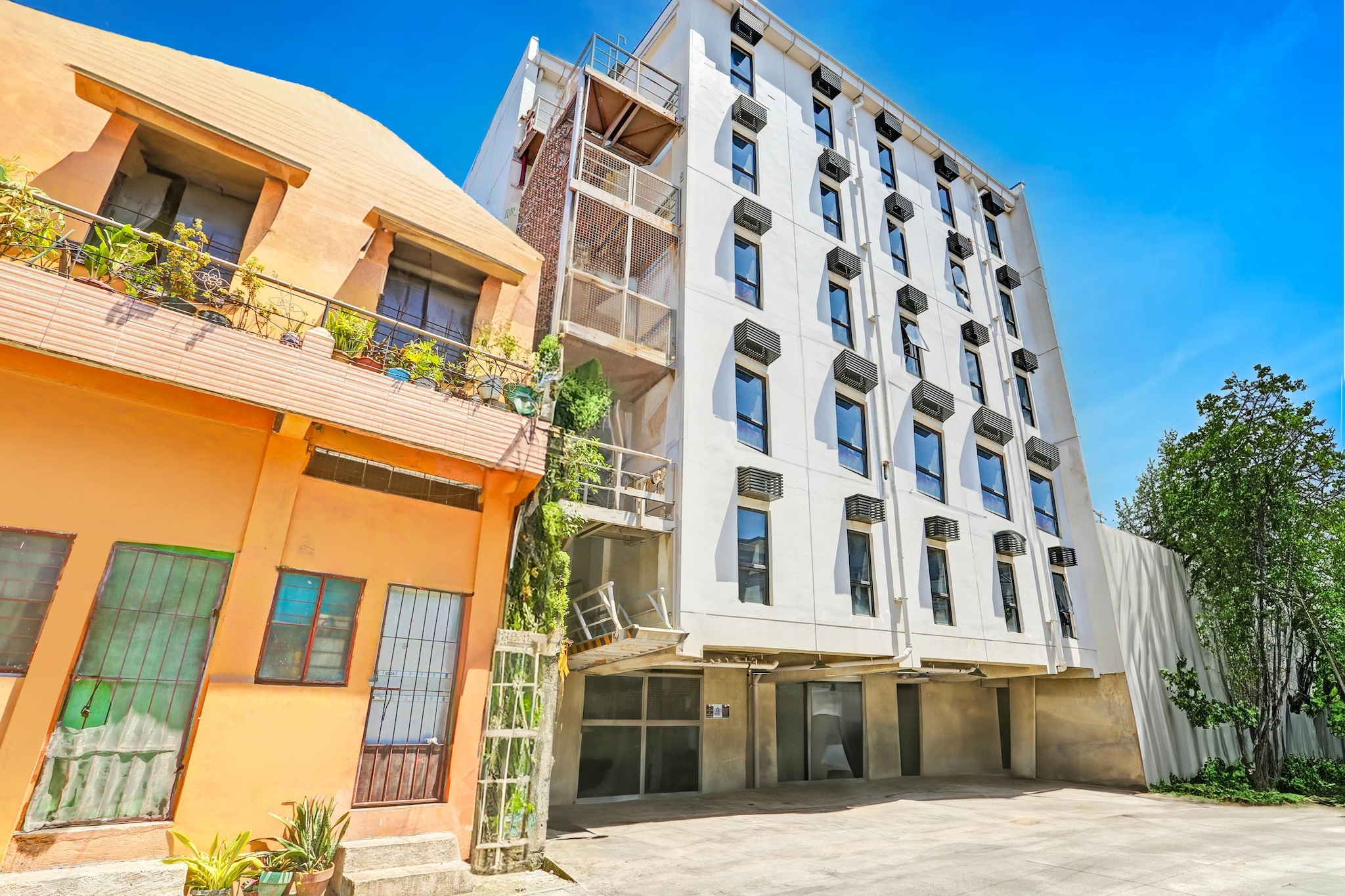 Trendy Mixed Dorm Stay for Makati Nights