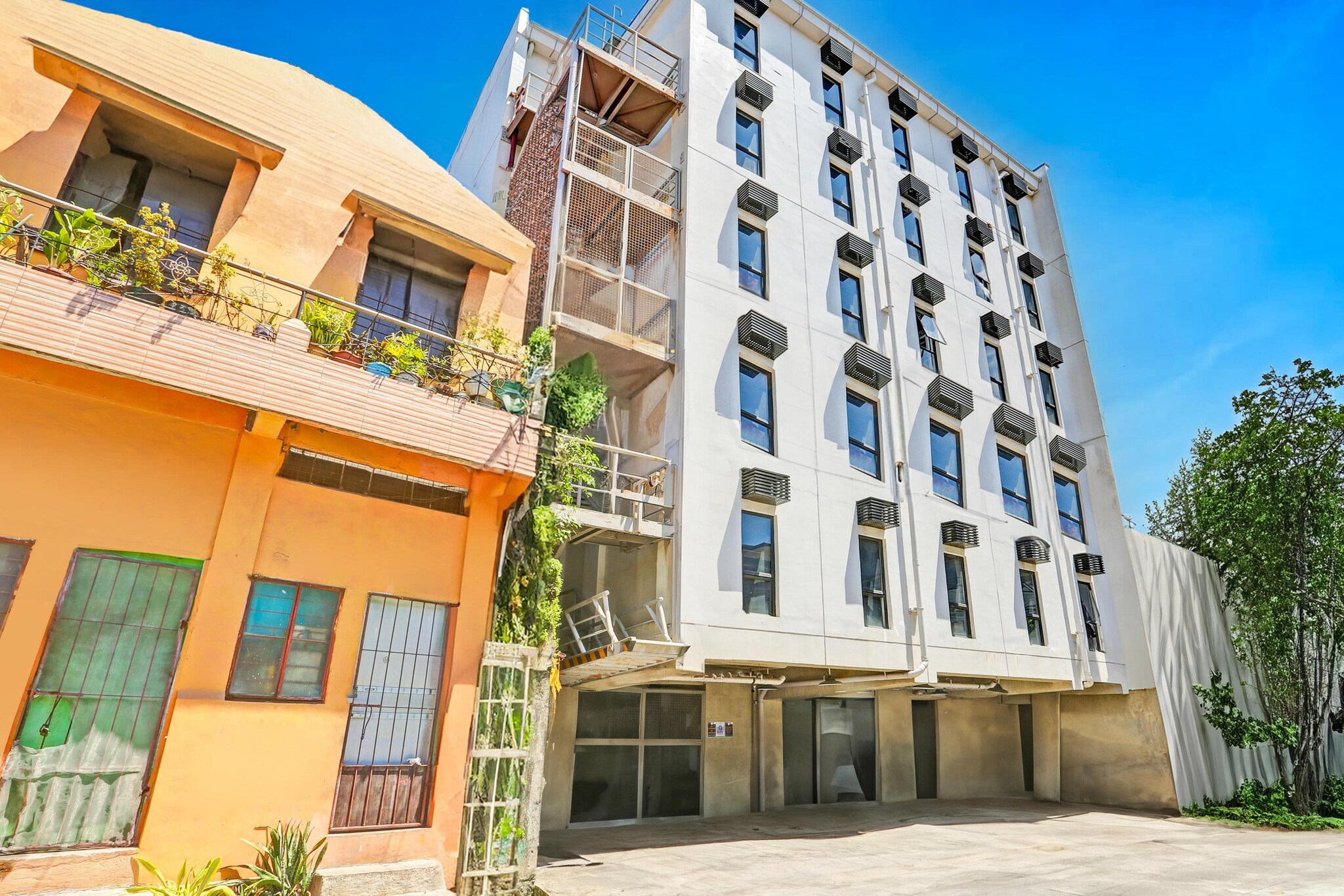 Ground floor: (bedroom(bunk bed, seating area, electric kettle, microwave, air conditioning, telephone), bathroom(shower, toilet, Towels incl., shampoo, body soap))