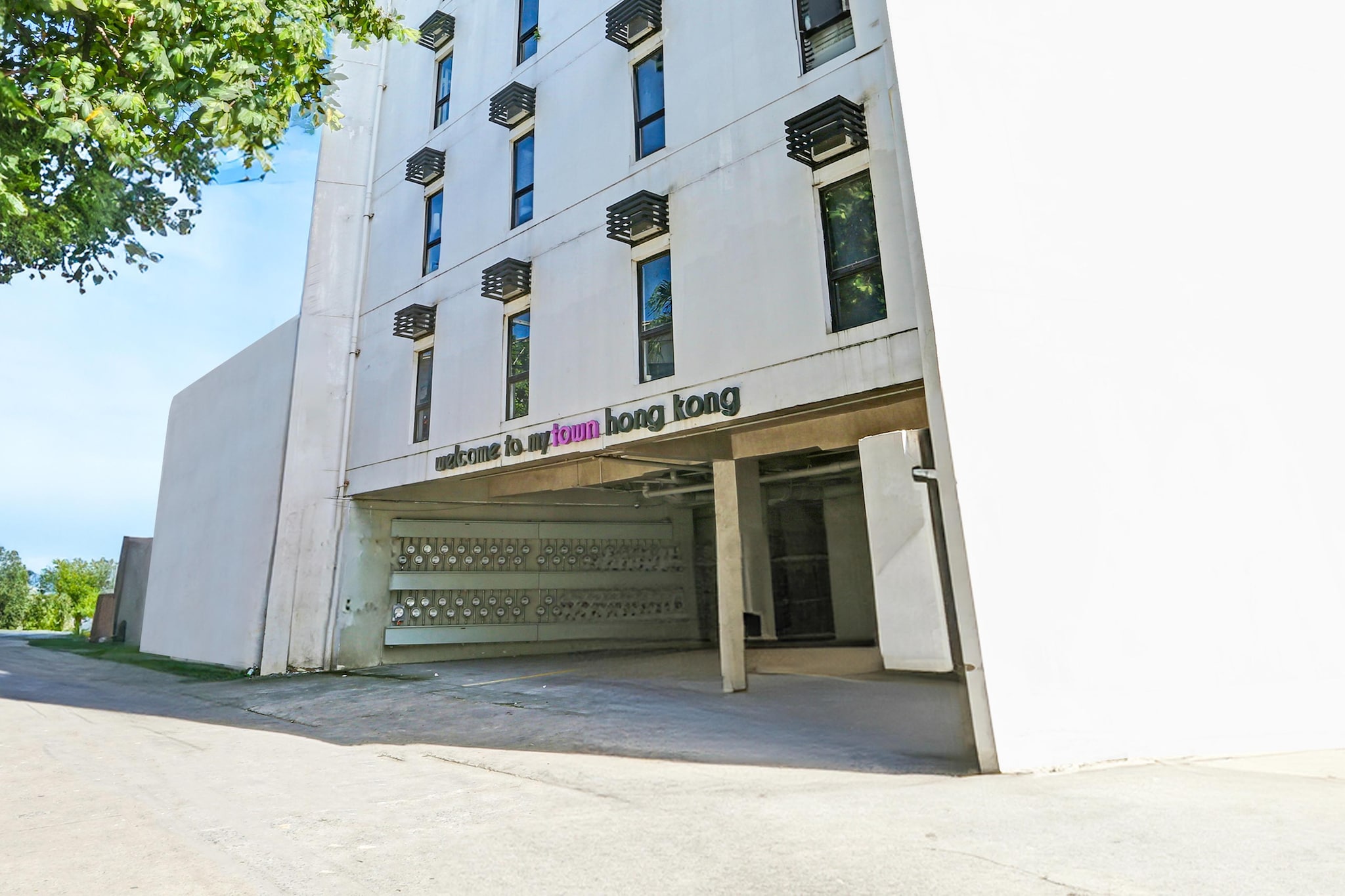 Ground floor: (bedroom(bunk bed, seating area, electric kettle, microwave, air conditioning, telephone), bathroom(shower, toilet, Towels incl., shampoo, body soap))\n\nParking, lift