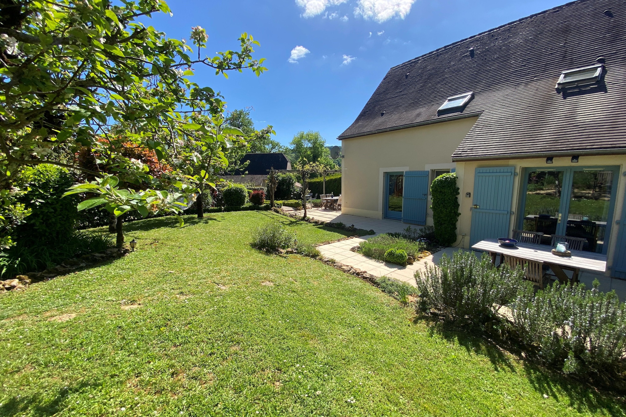 Sur la Cave-Gardens summer