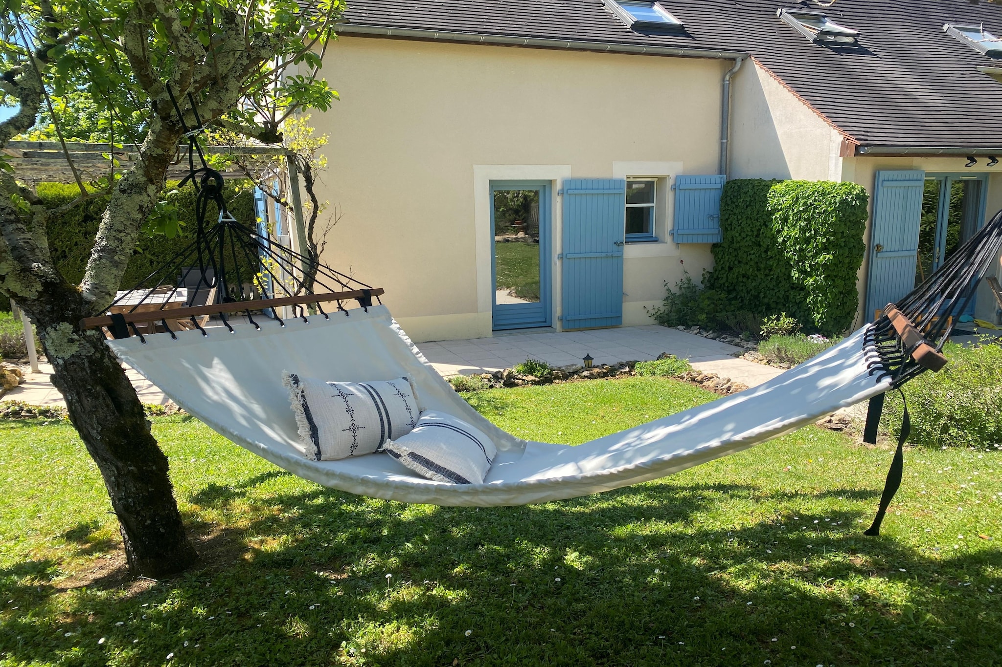 Sur la Cave-Gardens summer