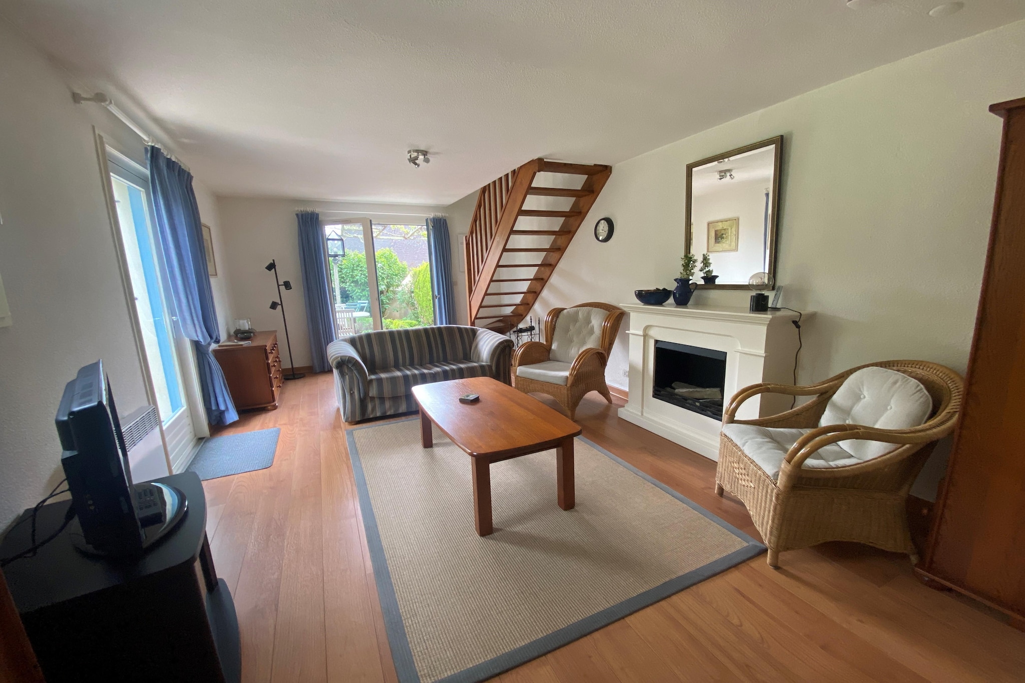 Sur la Cave-Living room