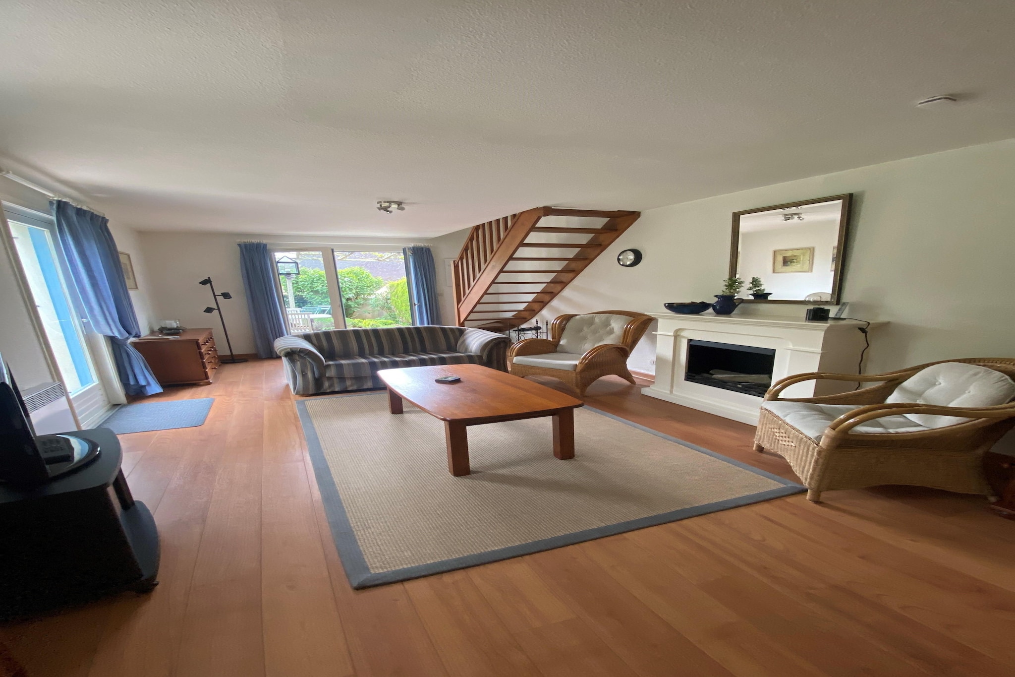 Sur la Cave-Living room