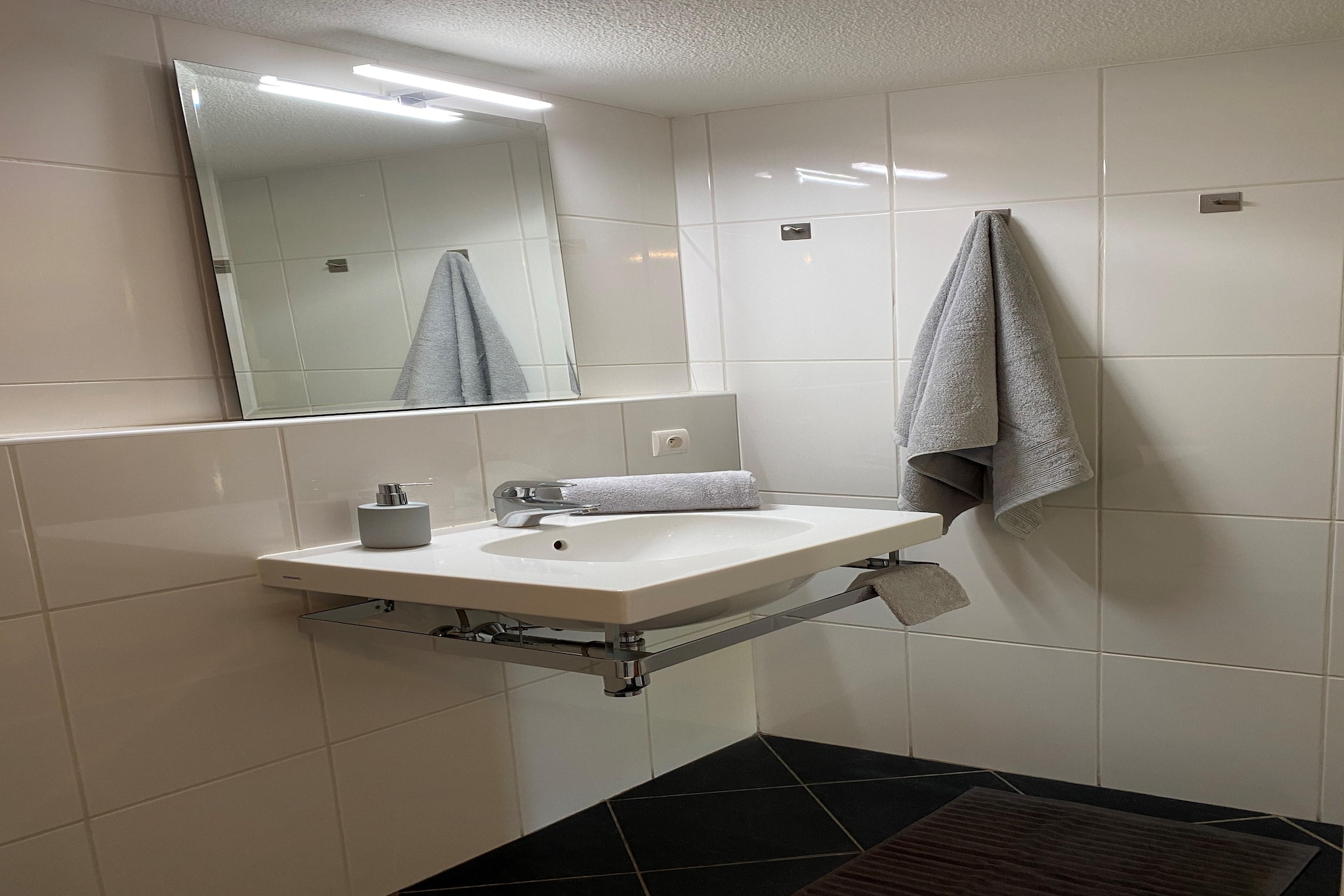 Sur la Cave-Bathroom