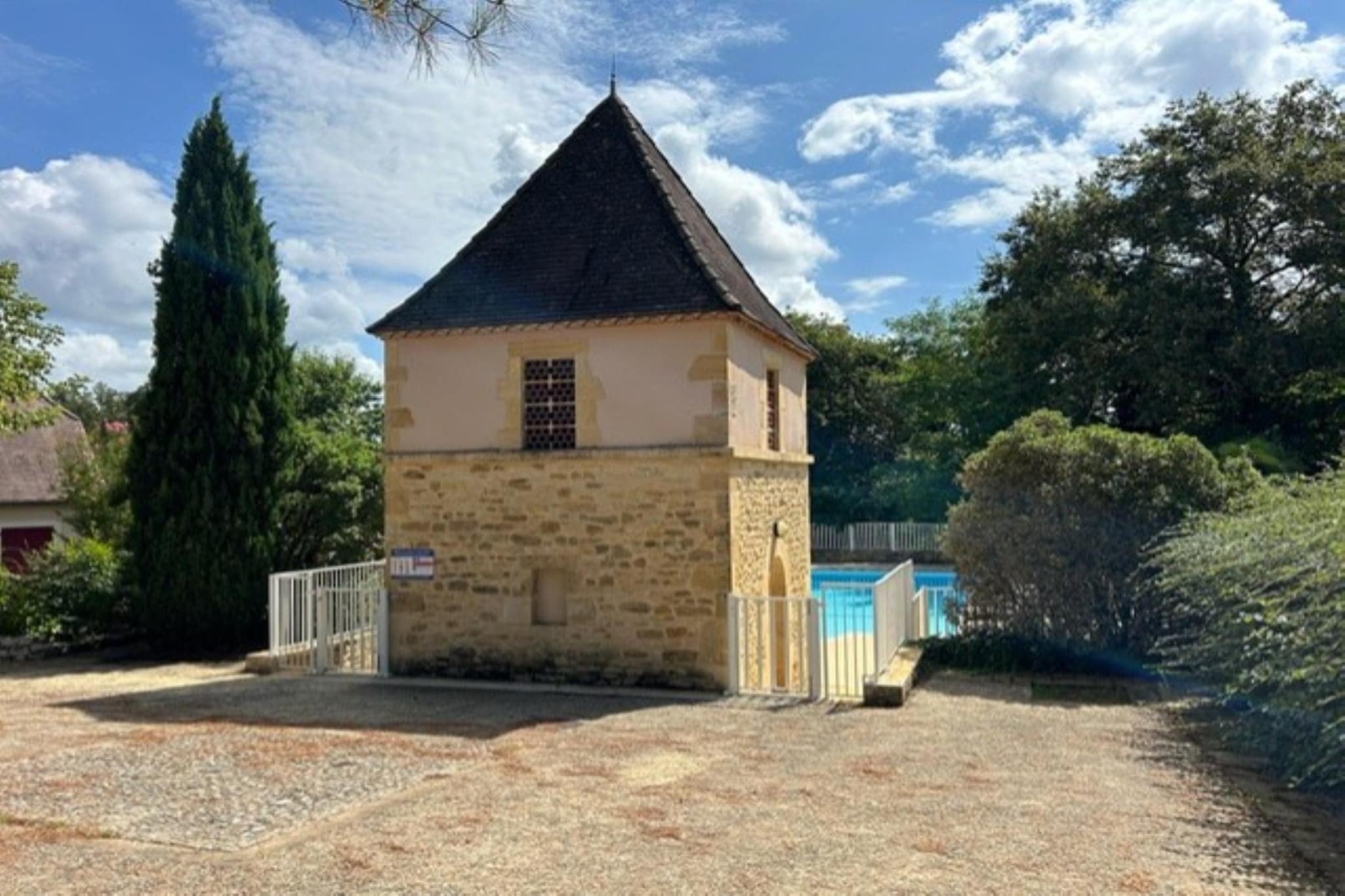 Sur la Cave-Pool