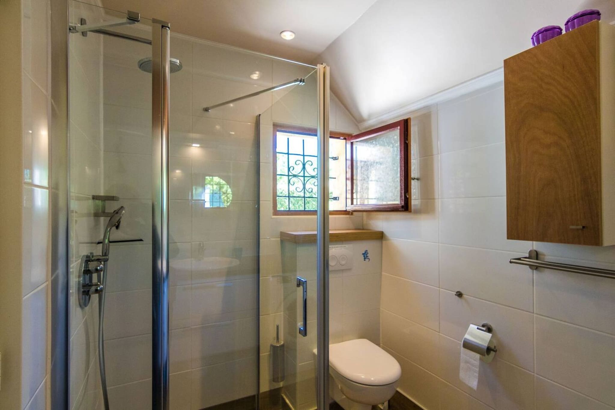 Sur la Cave-Bathroom