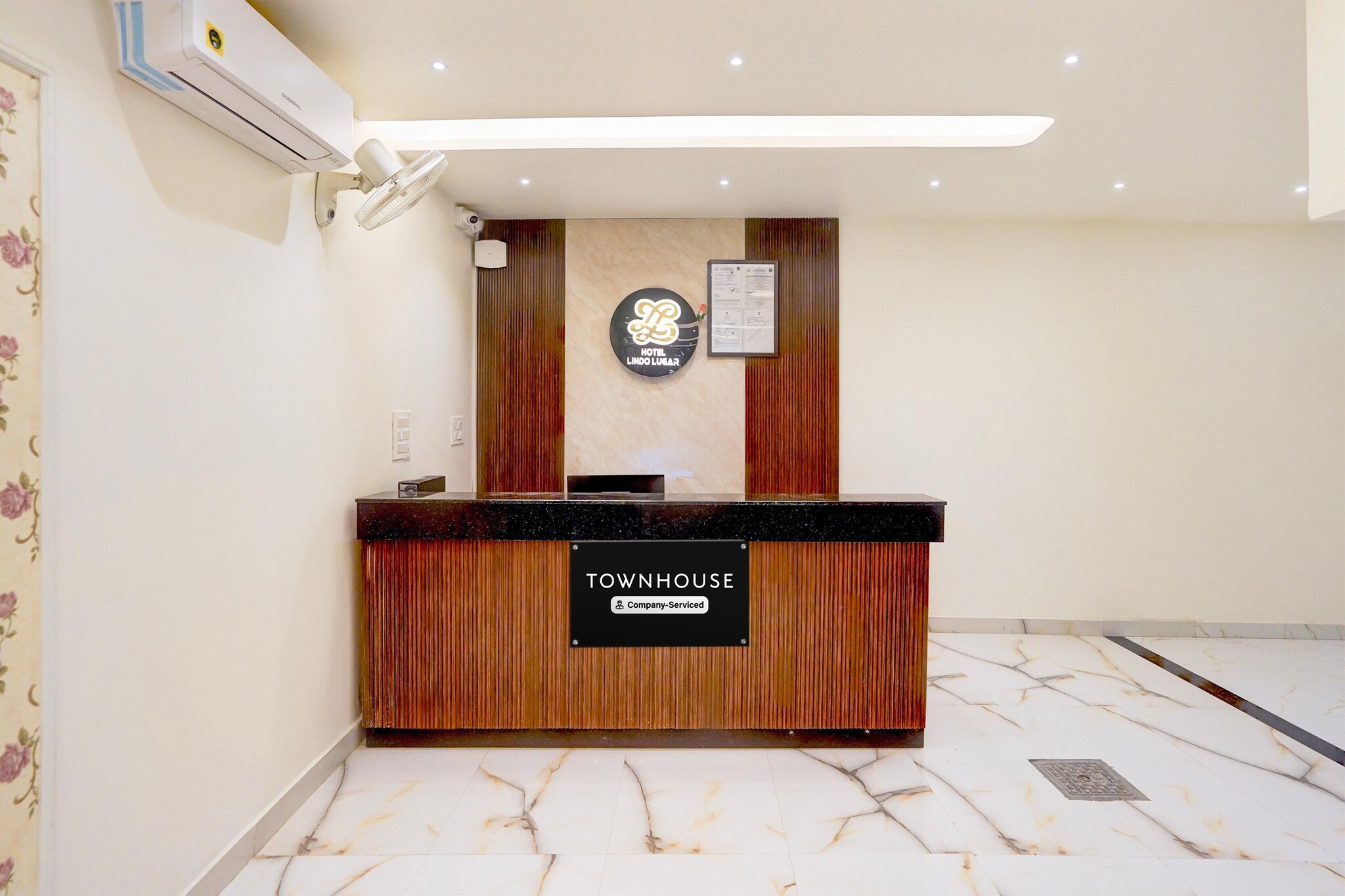 Ground floor: (bedroom(double bed, TV, seating area, air conditioning, lift, telephone), bathroom(bathtub or shower, shower, washbasin, toilet, Towels incl., shampoo, body soap, hot water))