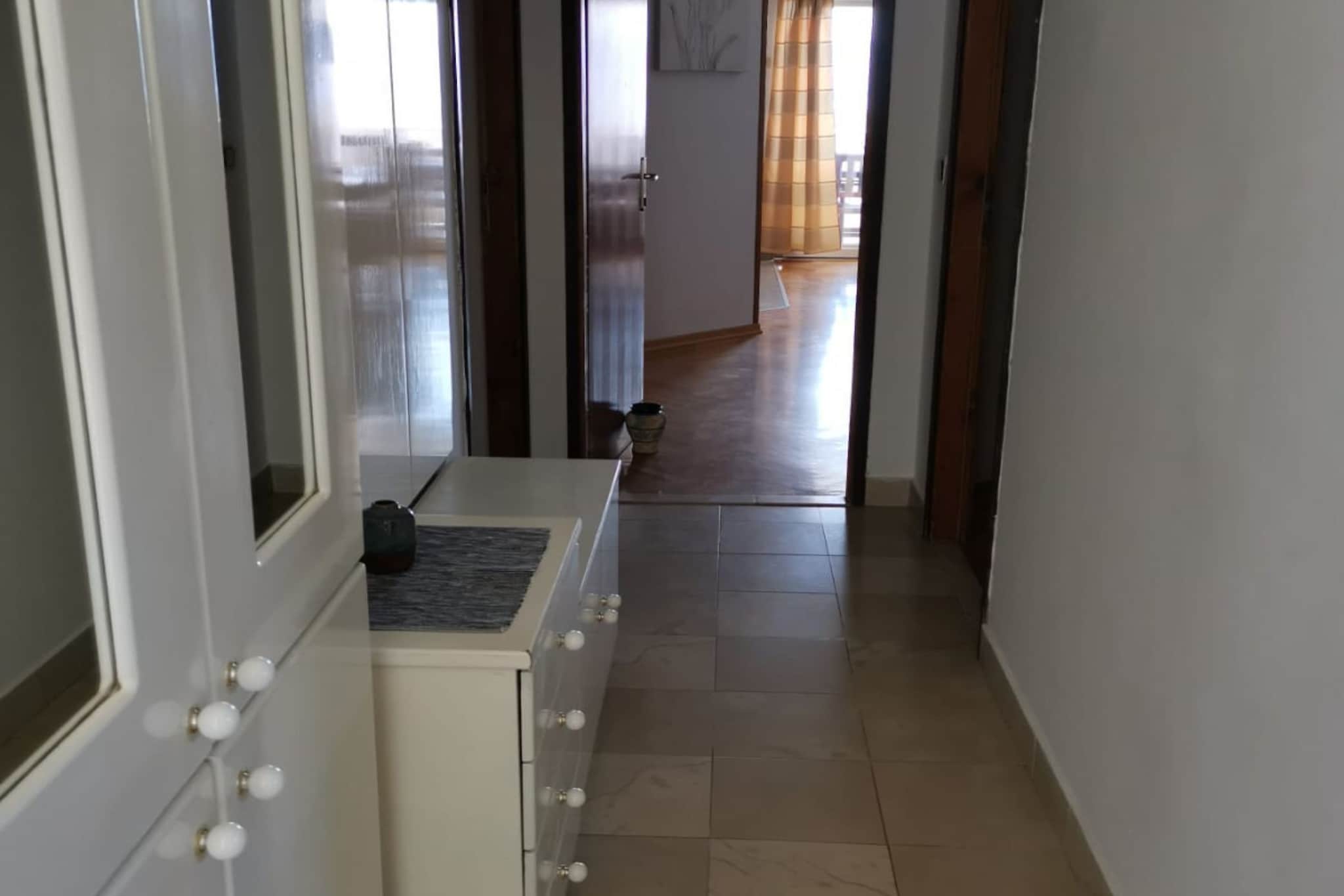 Three Bedroom Apartment with Terrace and  Sea View-Binnen