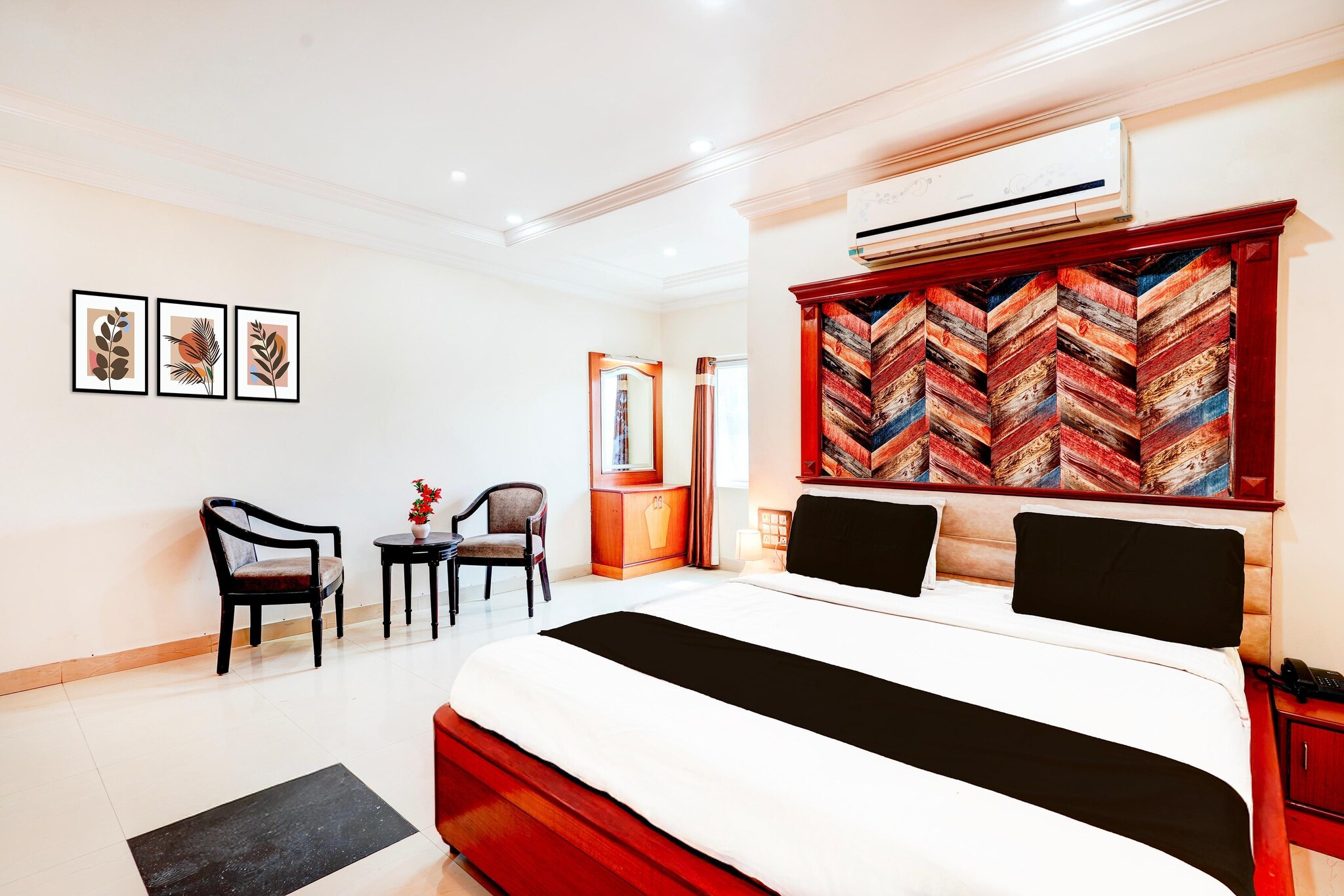 Cosy Stays at Anantapur Near Srikantam Circle is offering accommodation in Anantapur. Among the facilities at this property are room service and a 24-hour front desk, along with free WiFi throughout the property. The hotel has family rooms.
All guest rooms at the hotel come with a seating area, a flat-screen TV with satellite channels and a private bathroom with free toiletries and a bath or shower. The rooms at Cosy Stays at Anantapur Near Srikantam Circle feature air conditioning and a desk.
Guests at the accommodation can enjoy an à la carte breakfast.
Jindal Vijaynagar Airport is 136 km from the property.
Unmarried couples are warmly welcome at this property.
Guests with local ID proof are warmly welcome.
Apologies, but we are currently unable to host foreign nationals at this property.
Early Check-In Policy: A full day’s room rate will be charged for check-ins before 6:00 AM. Complimentary early check-in is available between 6:00 AM and 10:00 AM, subject to room availability.
Check-in is only available to guests aged 18 and above. Please provide a government-issued ID to confirm your age.