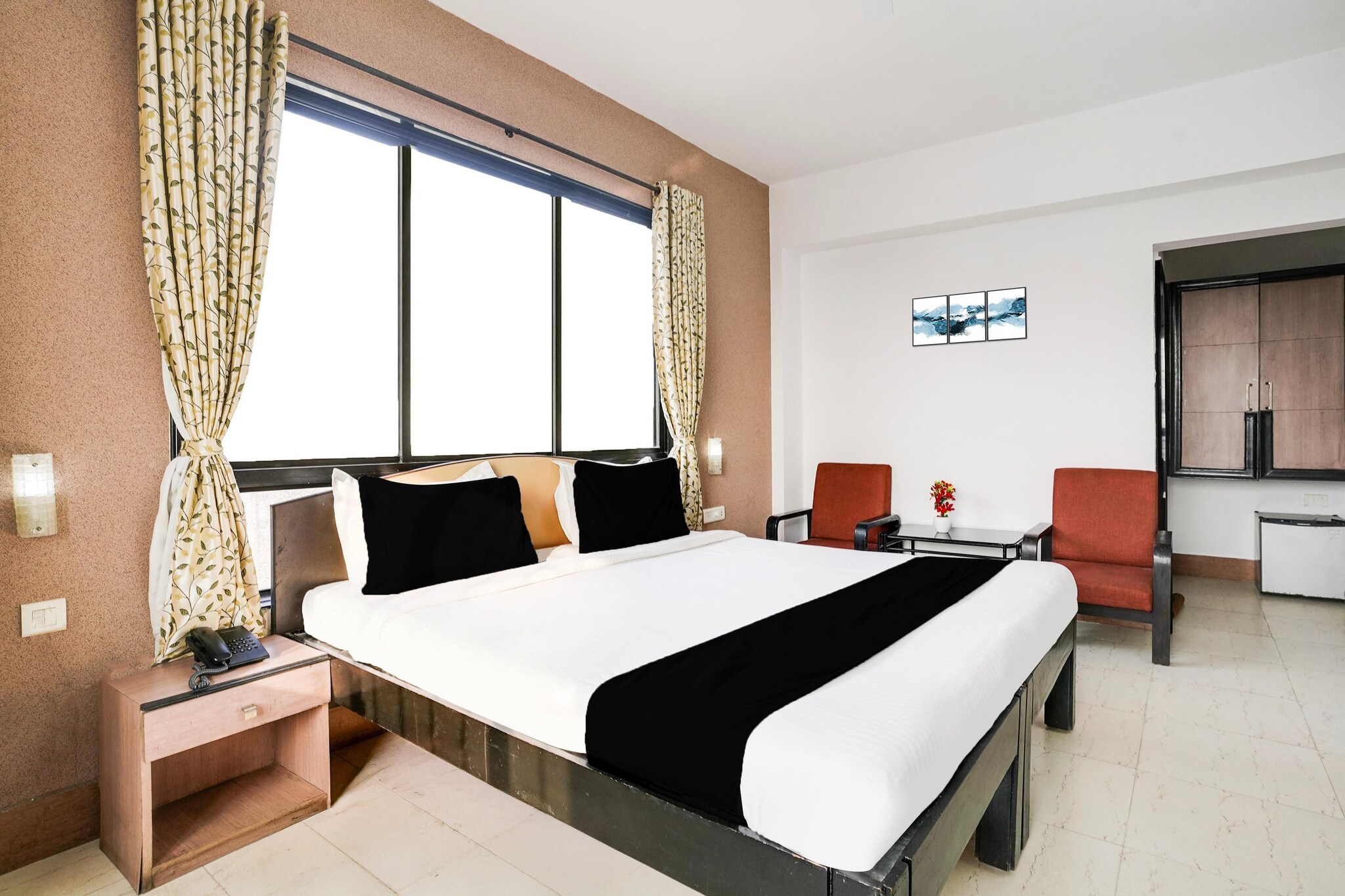 Cozy Stays Near Margaon Railway Station is set in Madgaon, 2 km from Margao Railway Station and 32 km from Basilica Of Bom Jesus. Featuring a shared lounge, the 2-star hotel has air-conditioned rooms with free WiFi, each with a private bathroom. The hotel offers a sauna and room service.
At the hotel, all rooms come with a desk. The units at Cozy Stays Near Margaon Railway Station come with a seating area and a flat-screen TV with satellite channels.
Guests at the accommodation can enjoy a continental breakfast.
Staff at the 24-hour front desk speak English and Hindi.
Church of Saint Cajetan is 32 km from Cozy Stays Near Margaon Railway Station, while Mormugao Port is 31 km away. Dabolim Airport is 24 km from the property.
Unmarried couples are warmly welcome at this property.
Guests with local ID proof are warmly welcome.
Apologies, but we are currently unable to host foreign nationals at this property.
Early Check-In Policy: A full day’s room rate will be charged for check-ins before 6:00 AM. Complimentary early check-in is available between 6:00 AM and 10:00 AM, subject to room availability.
Check-in is only available to guests aged 18 and above. Please provide a government-issued ID to confirm your age.