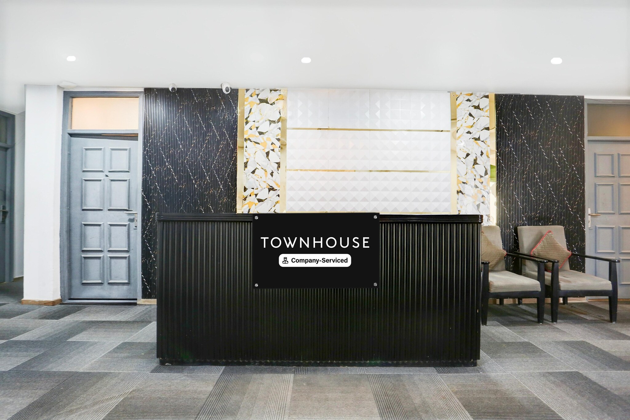 Ground floor: (bedroom(double bed, TV, seating area, air conditioning, lift, telephone), bathroom(bathtub or shower, shower, washbasin, toilet, Towels incl., shampoo, body soap, hot water))