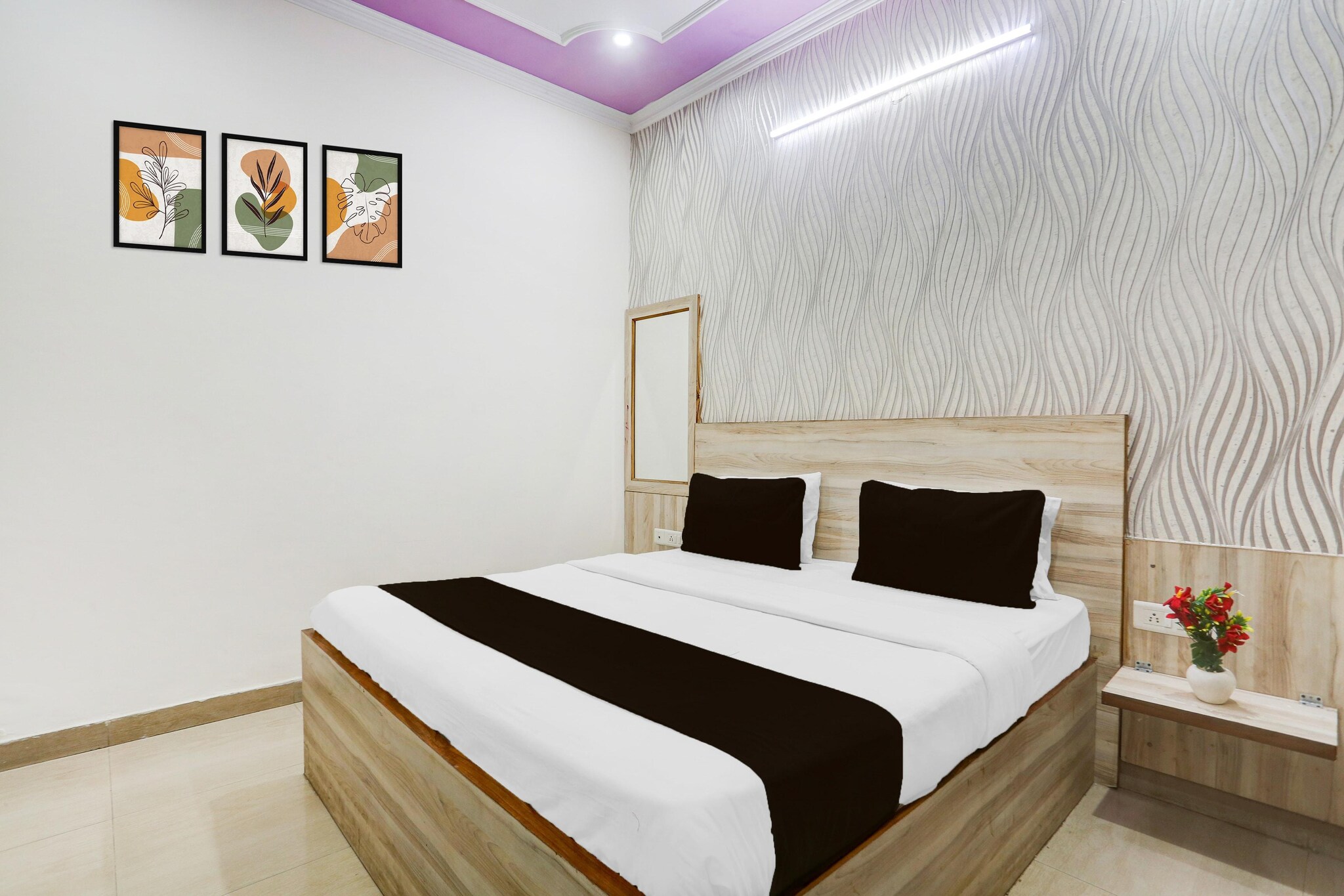 Ground floor: (bedroom(Parking, double bed, TV, seating area, dishwasher, air conditioning, lift, hairdryer, Laundry Package incl., telephone), bathroom(dishwasher, bathtub or shower, shower, washbasin, toilet, Towels incl., shampoo, body soap, hot water))