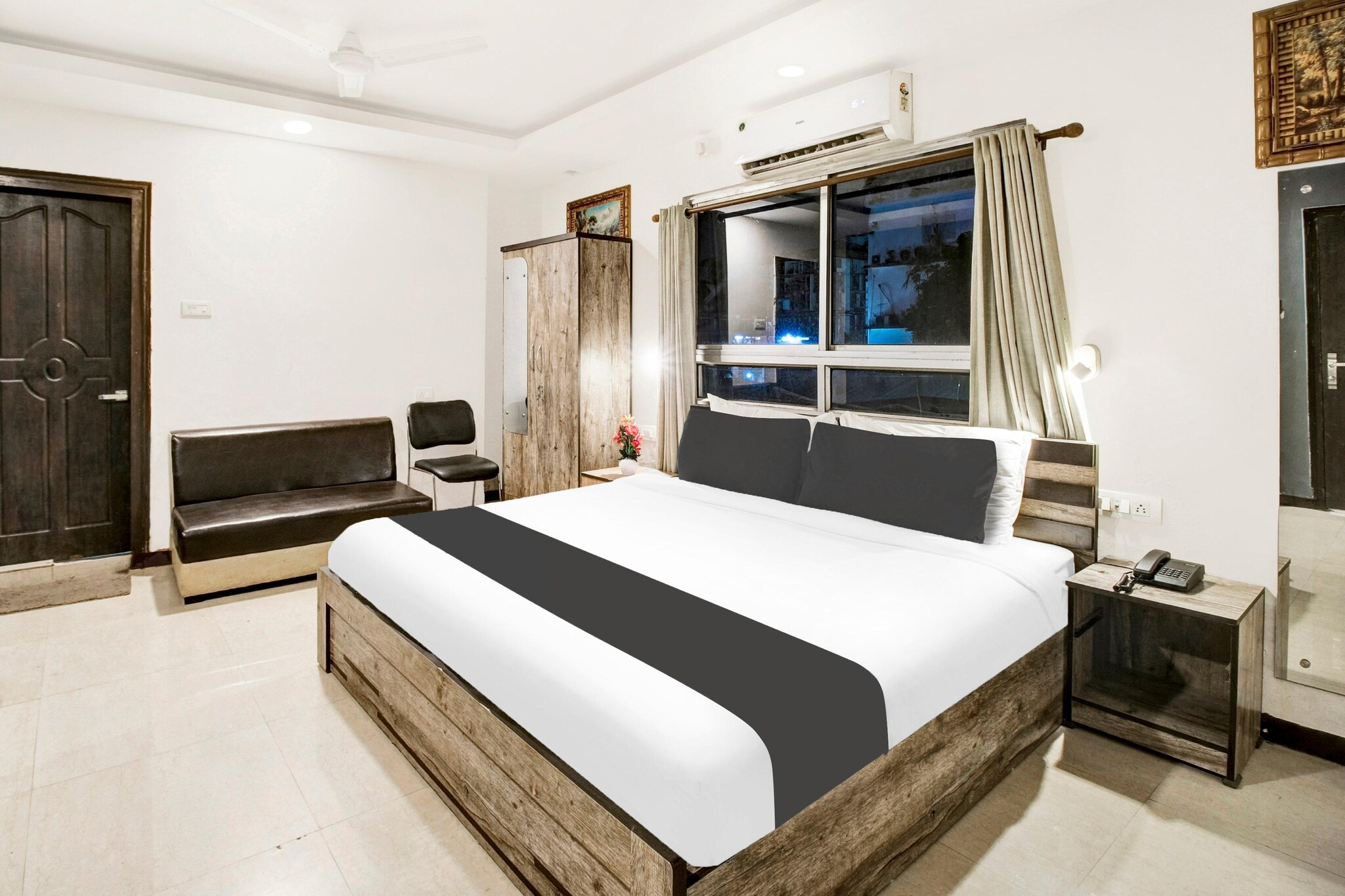 Ground floor: (bedroom(Parking, double bed, TV, seating area, dishwasher, bathtub or shower, shower, washbasin, toilet, air conditioning, lift, hairdryer, Towels for a fee, Laundry Package incl., telephone, shampoo, body soap, hot water, Floor mattress), bathroom)