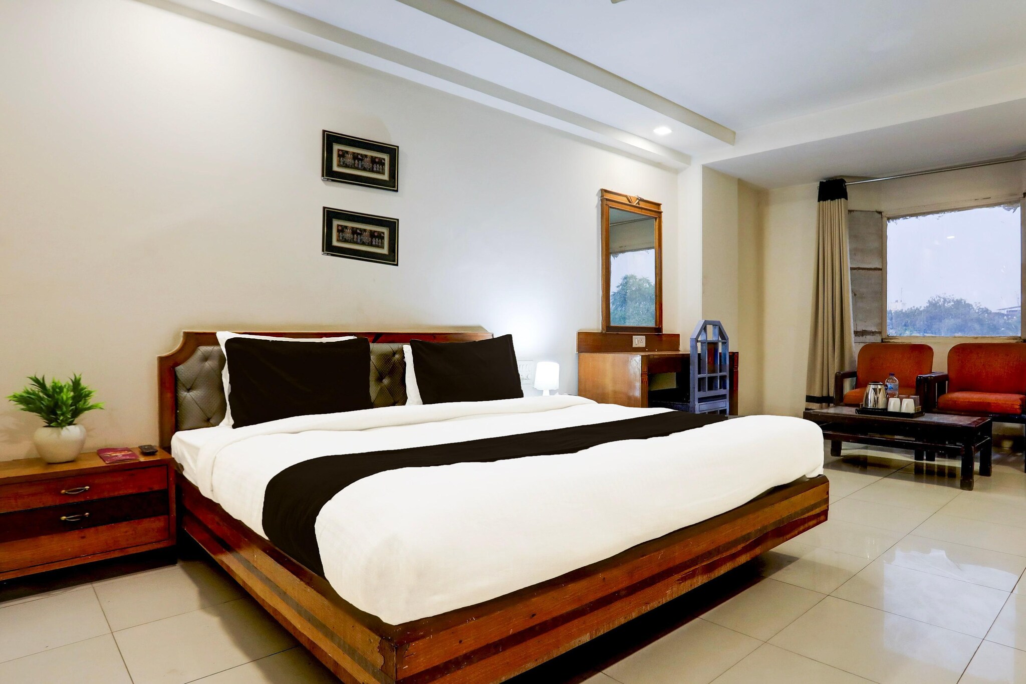 Ground floor: (bedroom(Parking, double bed, TV, seating area, dishwasher, bathtub or shower, shower, washbasin, toilet, air conditioning, lift, hairdryer, Towels for a fee, telephone, shampoo, body soap, hot water, Floor mattress), bathroom)