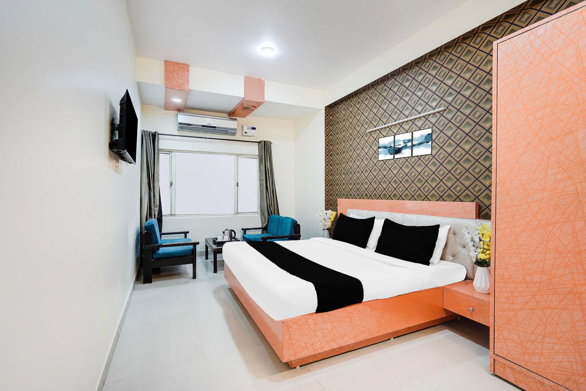 Ground floor: (bedroom(double bed, TV, seating area, electric kettle, air conditioning, hairdryer, telephone), bathroom(bathtub or shower, shower, washbasin, toilet, Towels incl., shampoo, body soap, hot water))