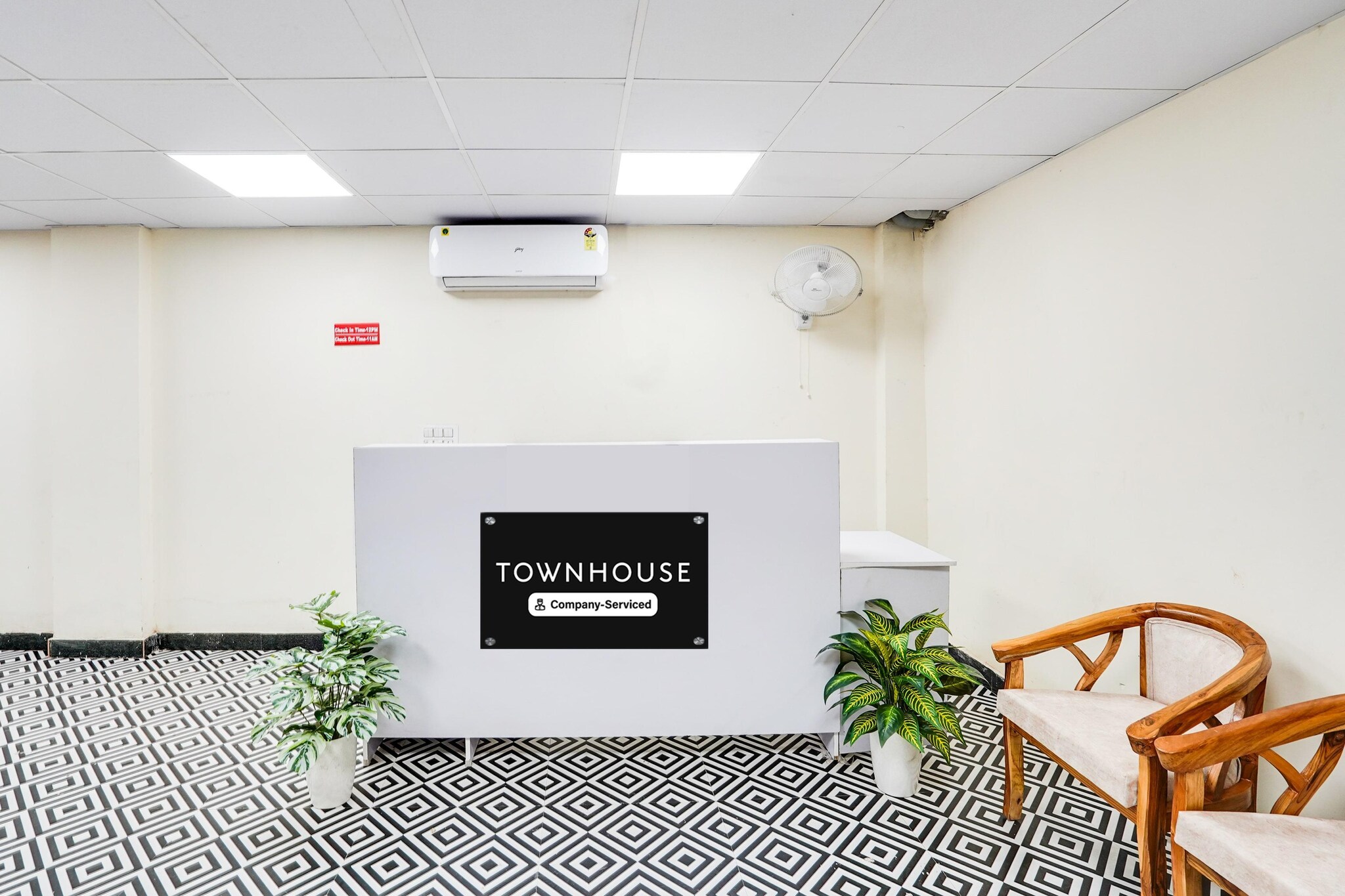 bedroom(double bed, TV, seating area, electric kettle, air conditioning, lift, telephone), bathroom(bathtub or shower, shower, washbasin, toilet, Towels incl., shampoo, body soap, hot water)