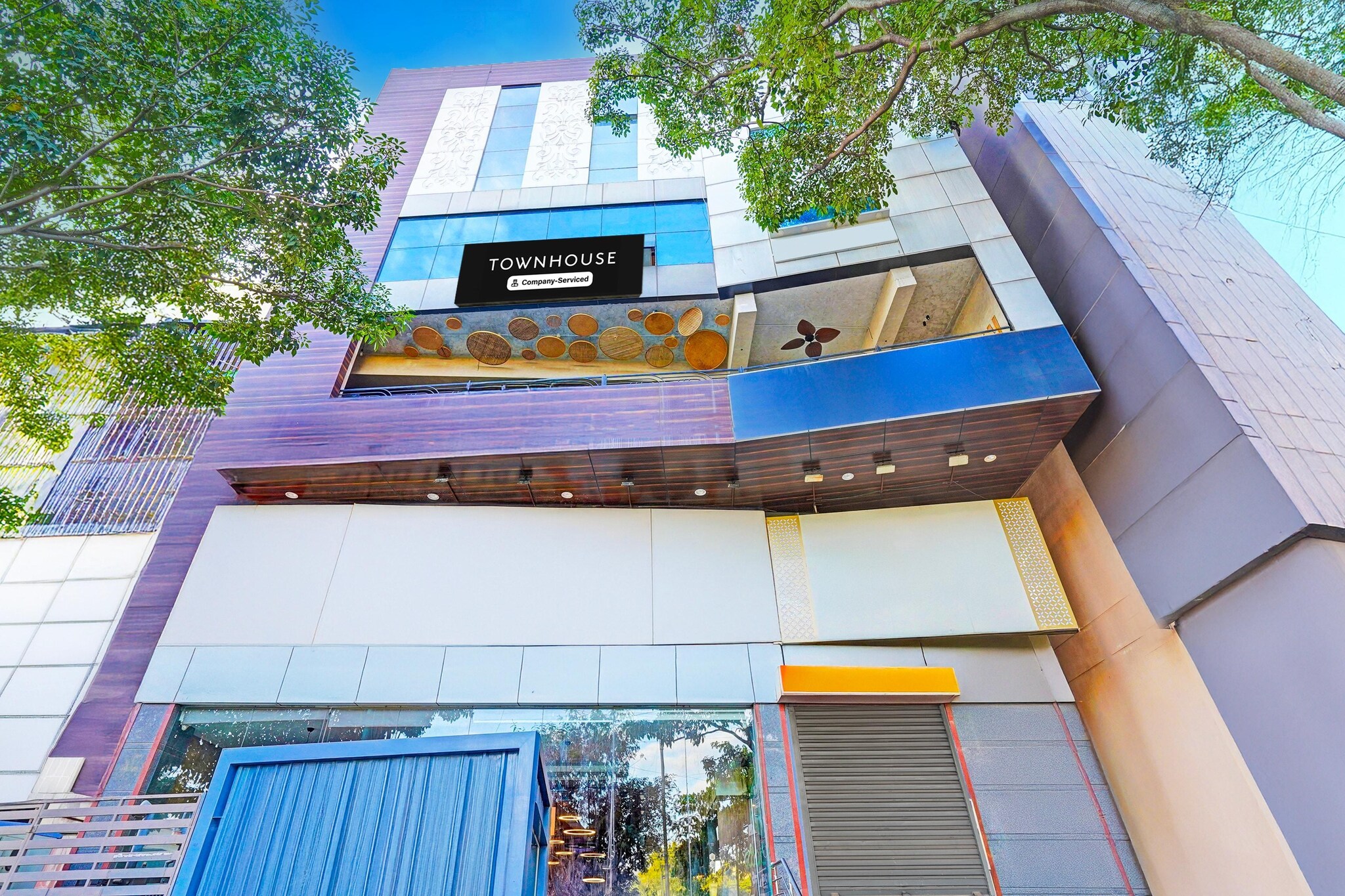 Ground floor: (bedroom(double bed, TV, seating area, electric kettle, dishwasher, bathtub or shower, shower, washbasin, toilet, air conditioning, lift, Towels for a fee, telephone, shampoo, body soap), bathroom)