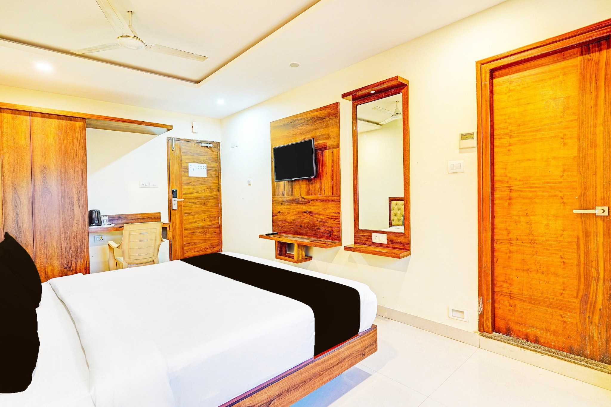 Ideally situated in the Brookefield district of Bangalore, Super Townhouse ITPL Formerly Royal Rooms is situated 4.6 km from The Heritage Centre & Aerospace Museum, 13 km from Brigade Road and 14 km from Commercial Street. With a restaurant, the 4-star hotel has air-conditioned rooms with free WiFi, each with a private bathroom. The accommodation features room service and a 24-hour front desk for guests.

All rooms at the hotel are fitted with a seating area and a flat-screen TV with cable channels. All guest rooms have a desk.

A continental breakfast is available at Super Townhouse ITPL Formerly Royal Rooms.

Forum Mall, Koramangala is 15 km from the accommodation, while Cubbon Park is 15 km from the property. Kempegowda International Airport is 42 km away.

Unmarried couples are warmly welcome at this property.
Guests with local ID proof are warmly welcome.
Early Check-In Policy: A full dayâ€™s room rate will be charged for check-ins before 6:00 AM. Complimentary early check-in is available between 6:00 AM and 10:00 AM, subject to room availability.