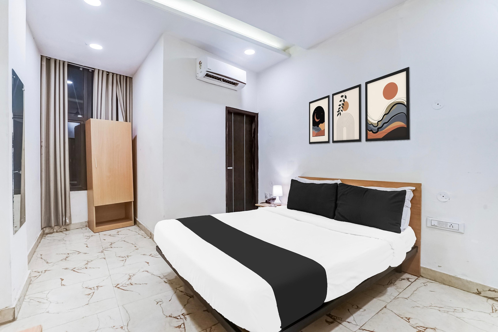 Featuring 4-star accommodation, Elegant Stays at Jagatpura Jaipur is set in Jaipur, 12 km from Birla Mandir Temple, Jaipur and 14 km from Govind Dev Ji Temple. Among the facilities of this property are a restaurant, a shared kitchen and a 24-hour front desk, along with free WiFi throughout the property. The hotel has family rooms.
At the hotel all rooms are fitted with air conditioning and a TV.
City Palace is 16 km from Elegant Stays at Jagatpura Jaipur, while Jantar Mantar, Jaipur is 16 km from the property. Jaipur International Airport is 4 km away.
Unmarried couples are warmly welcome at this property.
Guests with local ID proof are warmly welcome.
Apologies, but we are currently unable to host foreign nationals at this property.
Early Check-In Policy: A full day’s room rate will be charged for check-ins before 6:00 AM. Complimentary early check-in is available between 6:00 AM and 10:00 AM, subject to room availability.
Check-in is only available to guests aged 18 and above. Please provide a government-issued ID to confirm your age.