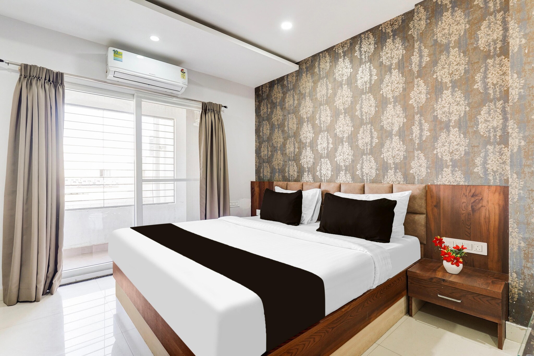 Set within 8.6 km of Forum Mall, Koramangala and 11 km of ISKCON Hare Krishna Temple, Super Townhouse Oak DLF Newtown features rooms in Bangalore. Featuring a restaurant, the 3-star hotel has air-conditioned rooms with free WiFi, each with a private bathroom. The accommodation offers room service, a 24-hour front desk and luggage storage for guests.
At the hotel, all rooms are fitted with a desk. The units at Super Townhouse Oak DLF Newtown come with a seating area and a flat-screen TV with satellite channels.
Bull Temple is 12 km from the accommodation, while Brigade Road is 13 km away. Kempegowda International Airport is 50 km from the property.
Unmarried couples are warmly welcome at this property.
Guests with local ID proof are warmly welcome.
Early Check-In Policy: A full day’s room rate will be charged for check-ins before 6:00 AM. Complimentary early check-in is available between 6:00 AM and 10:00 AM, subject to room availability.
Check-in is only available to guests aged 18 and above. Please provide a government-issued ID to confirm your age.