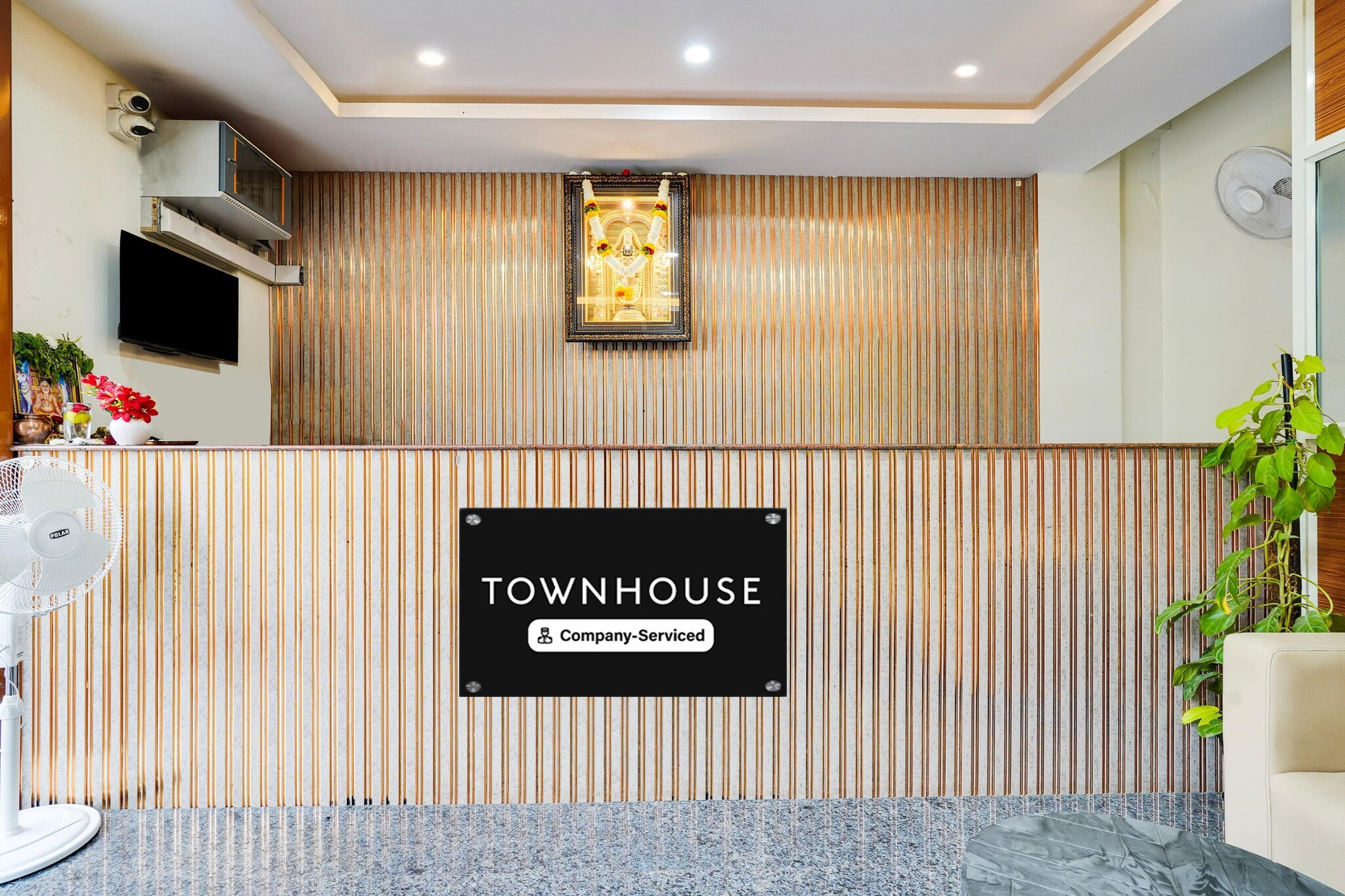 Ground floor: (bedroom(double bed, TV, seating area, electric kettle, air conditioning, Towels incl., telephone), bathroom(bathtub or shower, shower, washbasin, toilet, Towels incl., shampoo, body soap, hot water))