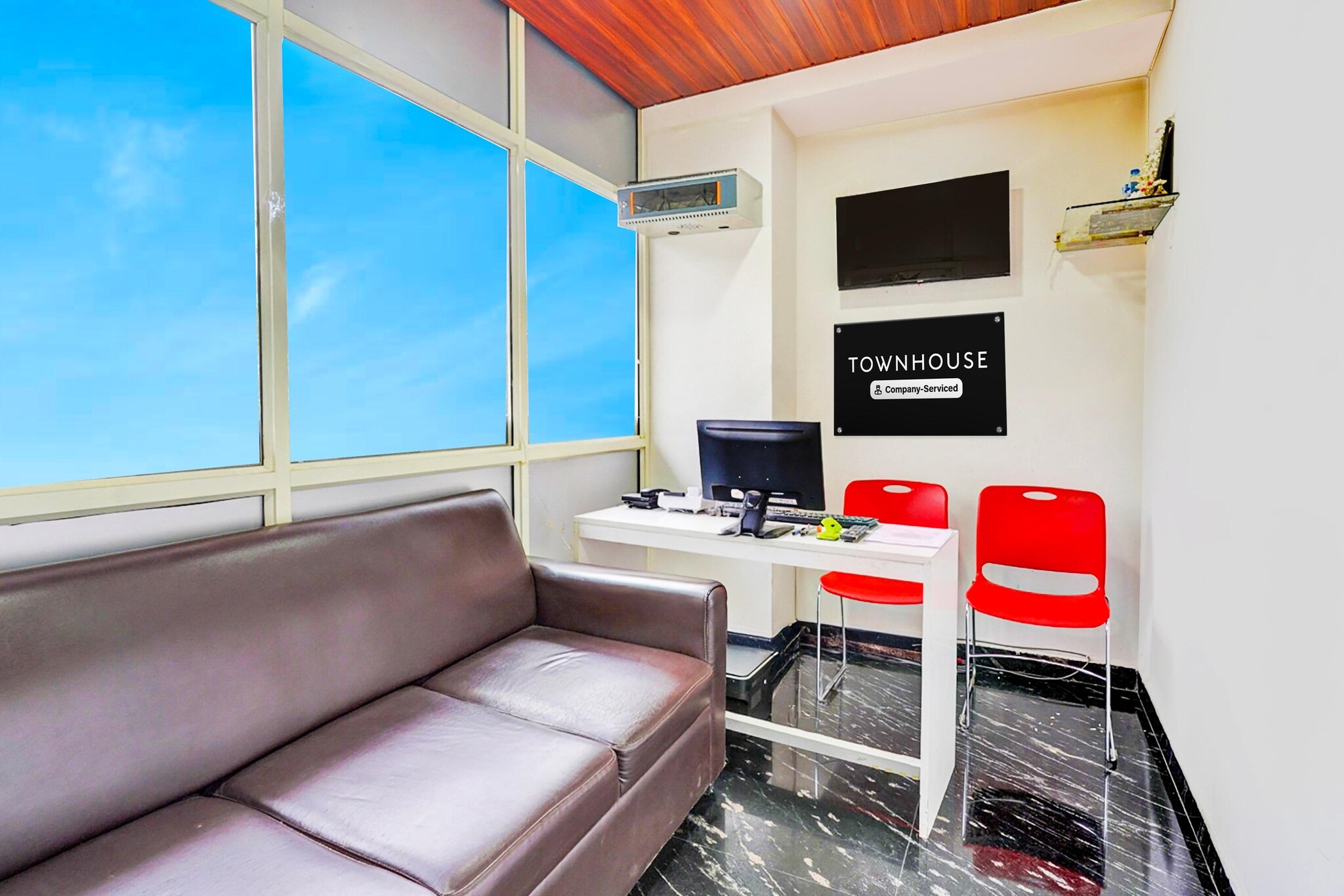 Ground floor: (bedroom(double bed, TV, seating area, electric kettle, air conditioning, telephone), bathroom(bathtub or shower, shower, washbasin, toilet, Towels incl., body soap, hot water))