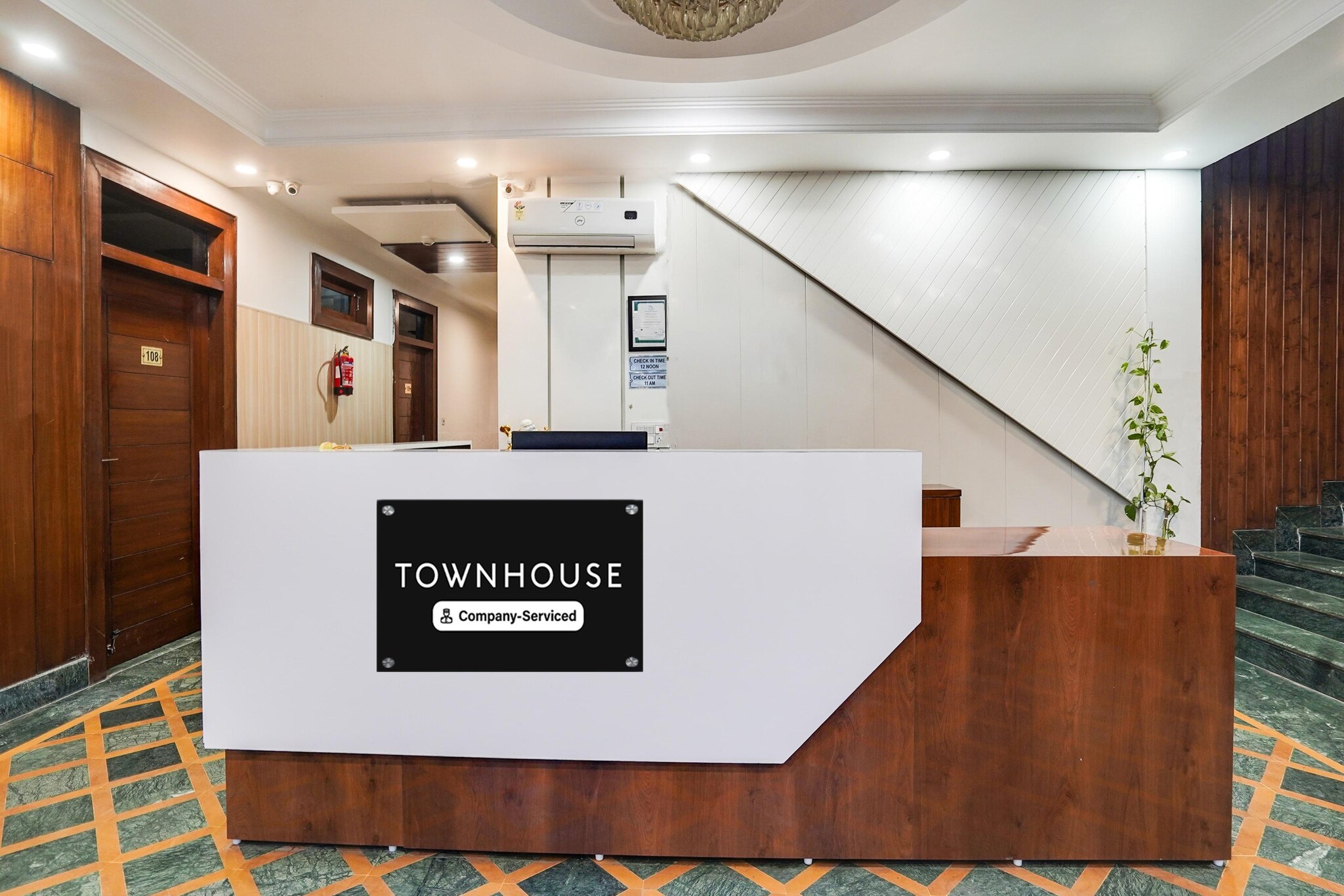 Ground floor: (bedroom(double bed, TV, seating area, electric kettle, dishwasher, bathtub or shower, shower, washbasin, toilet, air conditioning, lift, Towels for a fee, telephone, shampoo, body soap), bathroom)