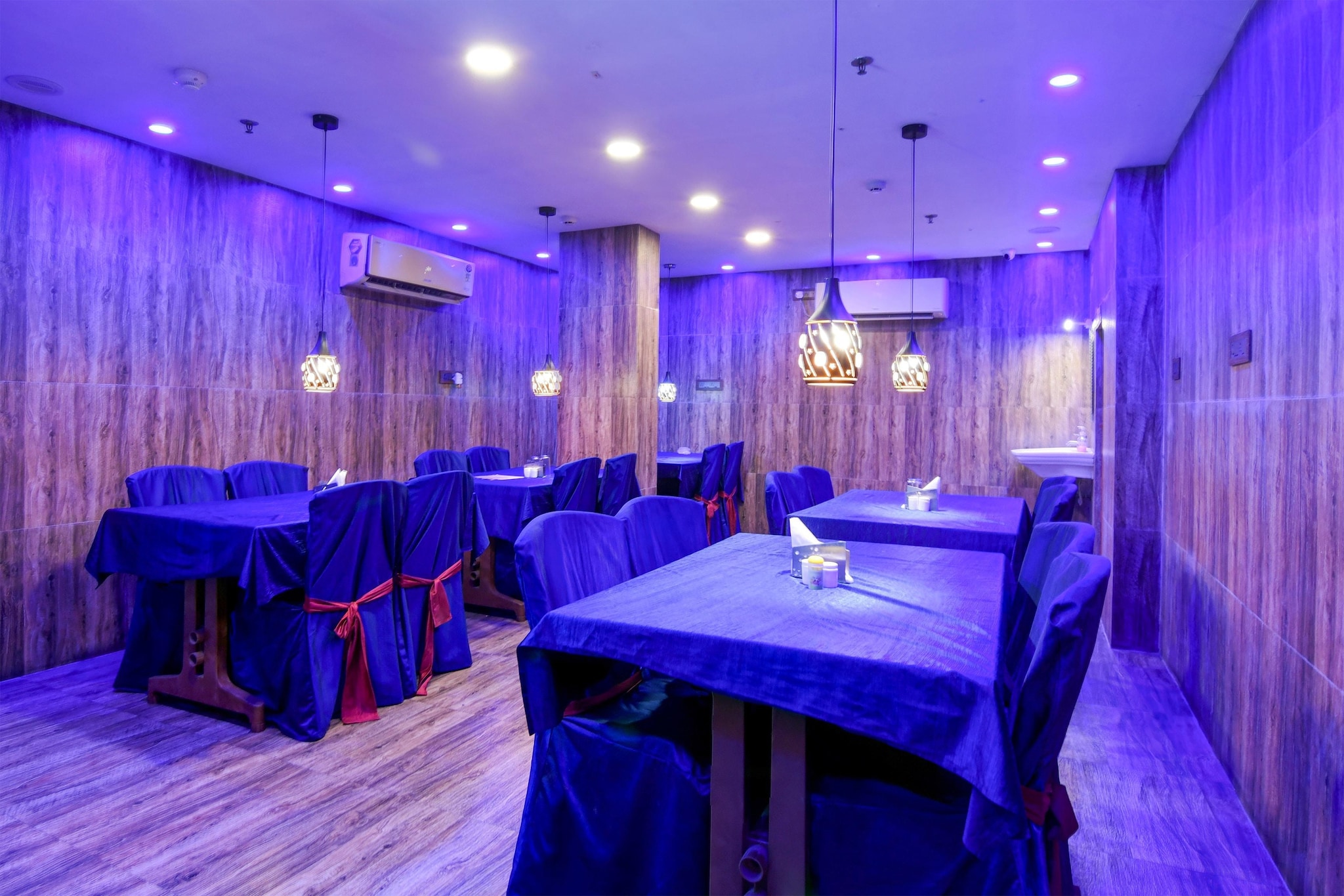 Ground floor: (bedroom(double bed, TV, seating area, dishwasher, bathtub or shower, shower, washbasin, toilet, air conditioning, lift, Towels for a fee, telephone, shampoo, body soap), bathroom)