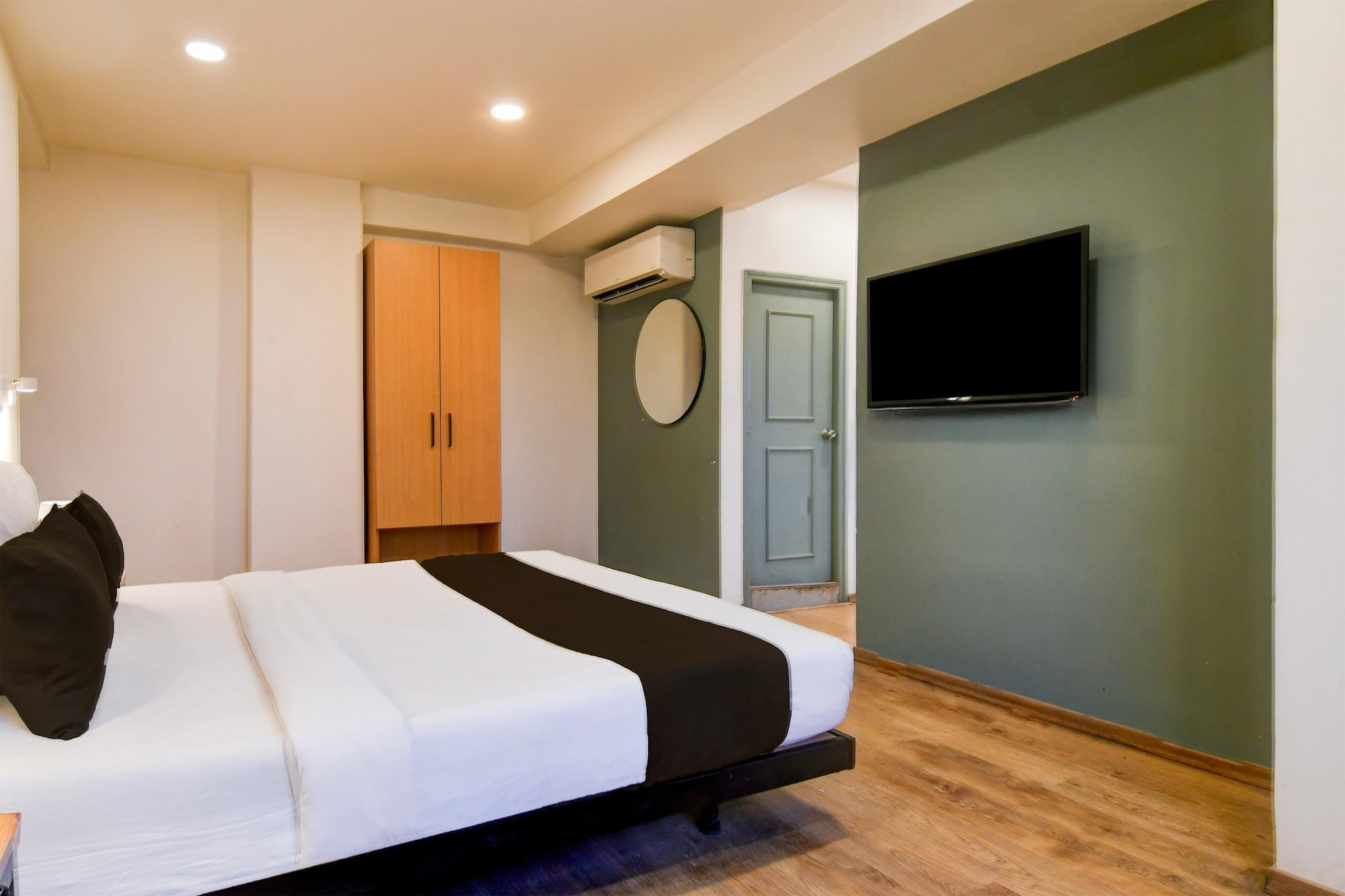 Set within 7.1 km of Dumdum Metro Station and 11 km of M G Road Metro Station, Elegant Stays Near Intl Airport Kolkata features rooms in Kolkata. Featuring a shared lounge, the 3-star hotel has air-conditioned rooms with free WiFi, each with a private bathroom. The accommodation offers a shared kitchen and room service for guests.

At the hotel, the rooms are equipped with a desk. All guest rooms at Elegant Stays Near Intl Airport Kolkata come with a seating area and a flat-screen TV with satellite channels.

The accommodation offers an Ã  la carte or vegetarian breakfast.

Languages spoken at the reception include English and Hindi.

Sealdah Railway Station is 11 km from Elegant Stays Near Intl Airport Kolkata, while Esplanade Metro Station is 13 km from the property. Netaji Subhash Chandra Bose International Airport is 4 km away.

Unmarried couples are warmly welcome at this property.
Guests with local ID proof are warmly welcome.
Early Check-In Policy: A full dayâ€™s room rate will be charged for check-ins before 6:00 AM. Complimentary early check-in is available between 6:00 AM and 10:00 AM, subject to room availability.
Check-in is only available to guests aged 18 and above. Please provide a government-issued ID to confirmÂ yourÂ age.

