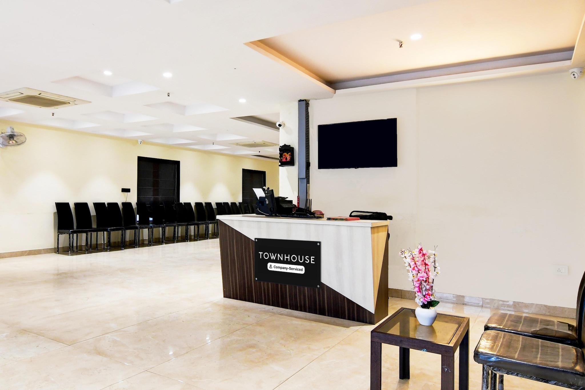 Ground floor: (bedroom(double bed, double bed, TV, TV, seating area, seating area, bathtub or shower, bathtub or shower, shower, shower, washbasin, washbasin, toilet, toilet, air conditioning, air conditioning, lift, lift, Towels for a fee, Towels for a fee, telephone, telephone, shampoo, shampoo, body soap, body soap), bathroom)