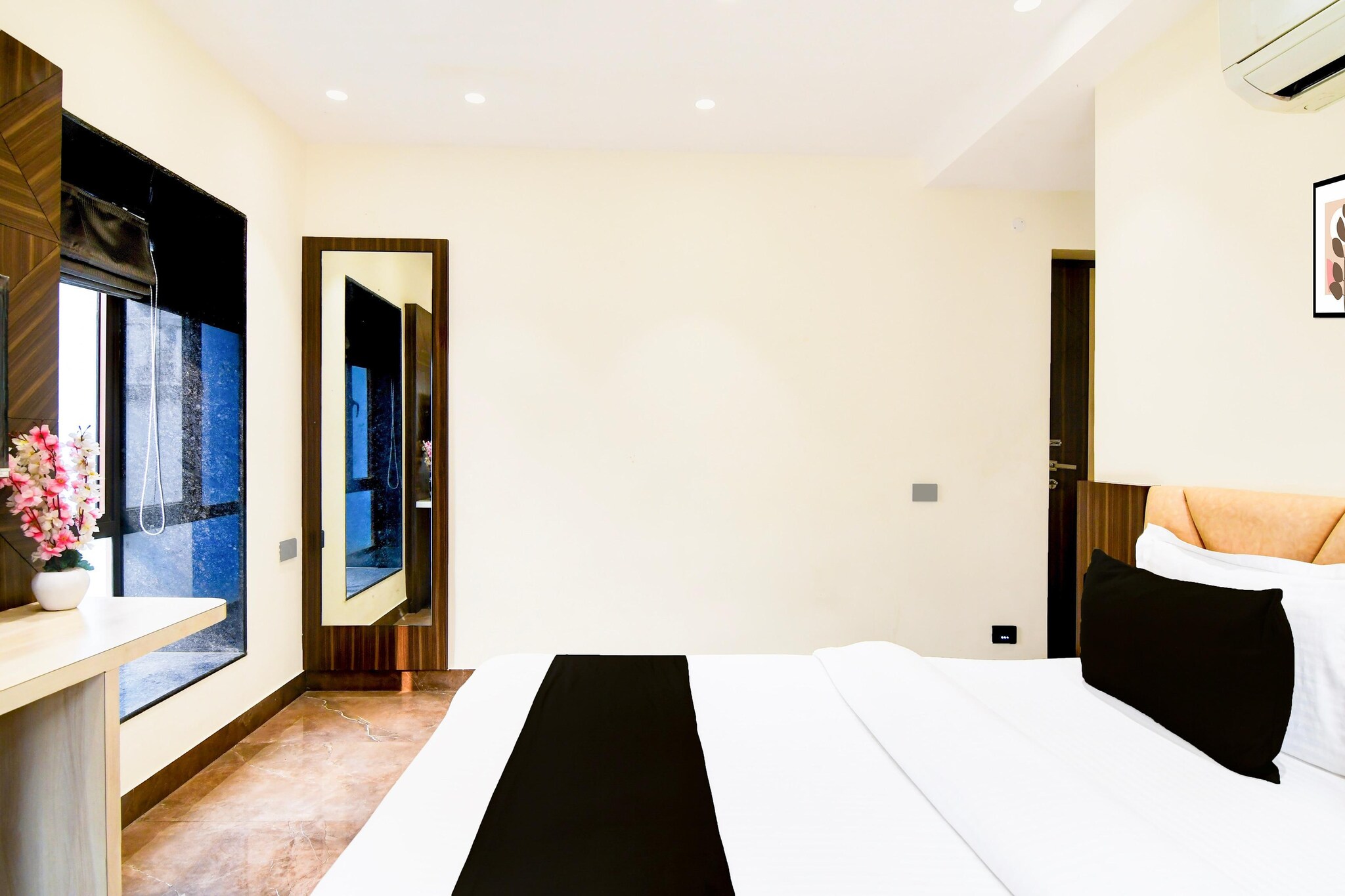 Set within 10 km of Dumdum Metro Station and 12 km of Sealdah Railway Station, Premium Stays near DLF Kolkata offers rooms with air conditioning and a private bathroom in Kolkata. This 4-star hotel offers room service, a 24-hour front desk and free WiFi. The hotel features family rooms.

The units at the hotel come with a seating area, a flat-screen TV with satellite channels and a private bathroom with free toiletries and a bath or shower. All rooms feature a desk.

A continental breakfast is available at Premium Stays near DLF Kolkata.

M G Road Metro Station is 12 km from the accommodation, while Esplanade Metro Station is 14 km away. Netaji Subhash Chandra Bose International Airport is 7 km from the property.

Unmarried couples are warmly welcome at this property.
Guests with local ID proof are warmly welcome.
Early Check-In Policy: A full dayâ€™s room rate will be charged for check-ins before 6:00 AM. Complimentary early check-in is available between 6:00 AM and 10:00 AM, subject to room availability.
Check-in is only available to guests aged 18 and above. Please provide a government-issued ID to confirmÂ yourÂ age.

