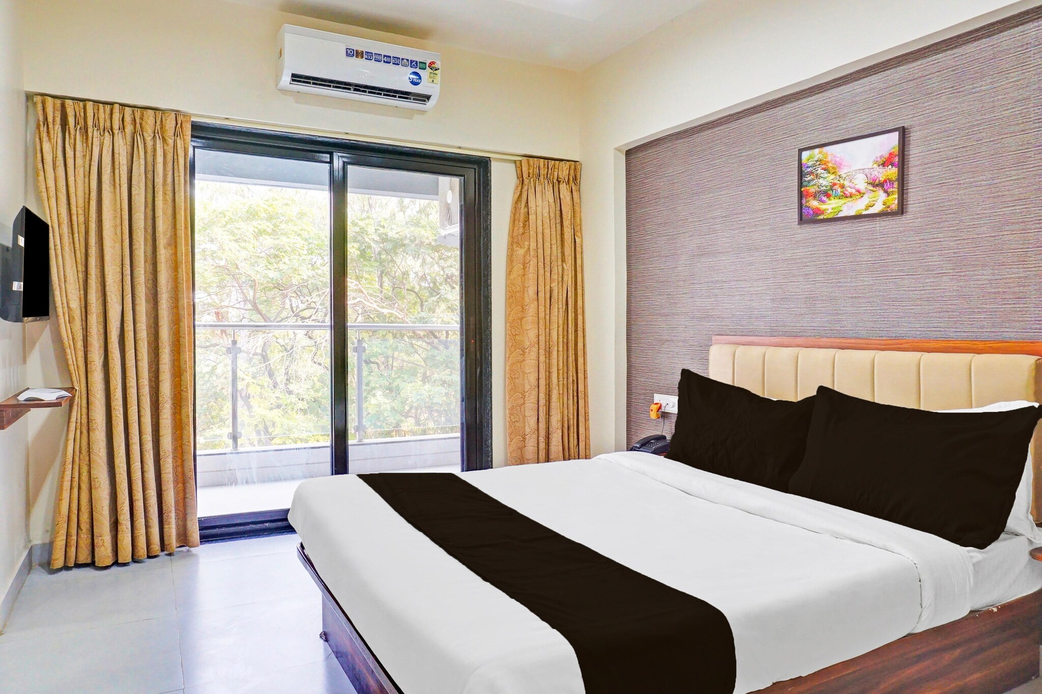 Set within 17 km of Dumdum Metro Station and 17 km of Sealdah Railway Station, Cosy Stays at Rosedale by Reliance Guest House offers rooms with air conditioning and a private bathroom in PÄnchuria. This 4-star hotel offers room service, a 24-hour front desk and free WiFi. The hotel has family rooms.
All guest rooms at the hotel come with a seating area, a flat-screen TV with satellite channels and a private bathroom with free toiletries and a bath or shower. The units feature a desk.
Guests at Cosy Stays at Rosedale by Reliance Guest House can enjoy a continental breakfast.
M G Road Metro Station is 17 km from the accommodation, while Esplanade Metro Station is 19 km from the property. Netaji Subhash Chandra Bose International Airport is 13 km away.
Unmarried couples are warmly welcome at this property.
Guests with local ID proof are warmly welcome.
Apologies, but we are currently unable to host foreign nationals at this property.
Check-in is only available to guests aged 18 and above. Please provide a government-issued ID to confirm your age.
Early Check-In Policy: A full day’s room rate will be charged for check-ins before 6:00 AM. Complimentary early check-in is available between 6:00 AM and 10:00 AM, subject to room availability.