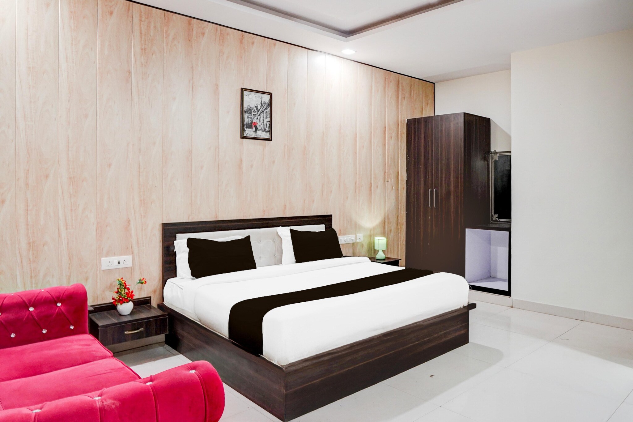 Situated within 17 km of Lucknow University and 7.7 km of Indira Gandhi Pratishthan, Mordern Stays at Faizabad Road Lucknow features rooms with air conditioning and a private bathroom in Chinhat. This 3-star hotel offers room service, a 24-hour front desk and free WiFi. The hotel has family rooms.

The rooms at the hotel are fitted with a seating area, a flat-screen TV with cable channels and a private bathroom with free toiletries and a shower. Guest rooms have a desk.

Ambedkar Park is 12 km from Mordern Stays at Faizabad Road Lucknow, while KD Singh Stadium is 15 km from the property. Chaudhary Charan Singh International Airport is 26 km away.

Unmarried couples are warmly welcome at this property.
Guests with local ID proof are warmly welcome.
Apologies, but we are currently unable to host foreign nationals at this property.
Check-in is only available to guests aged 18 and above. Please provide a government-issued ID to confirm your age.
Early Check-In Policy: A full dayâ€™s room rate will be charged for check-ins before 6:00 AM. Complimentary early check-in is available between 6:00 AM and 10:00 AM, subject to room availability.
