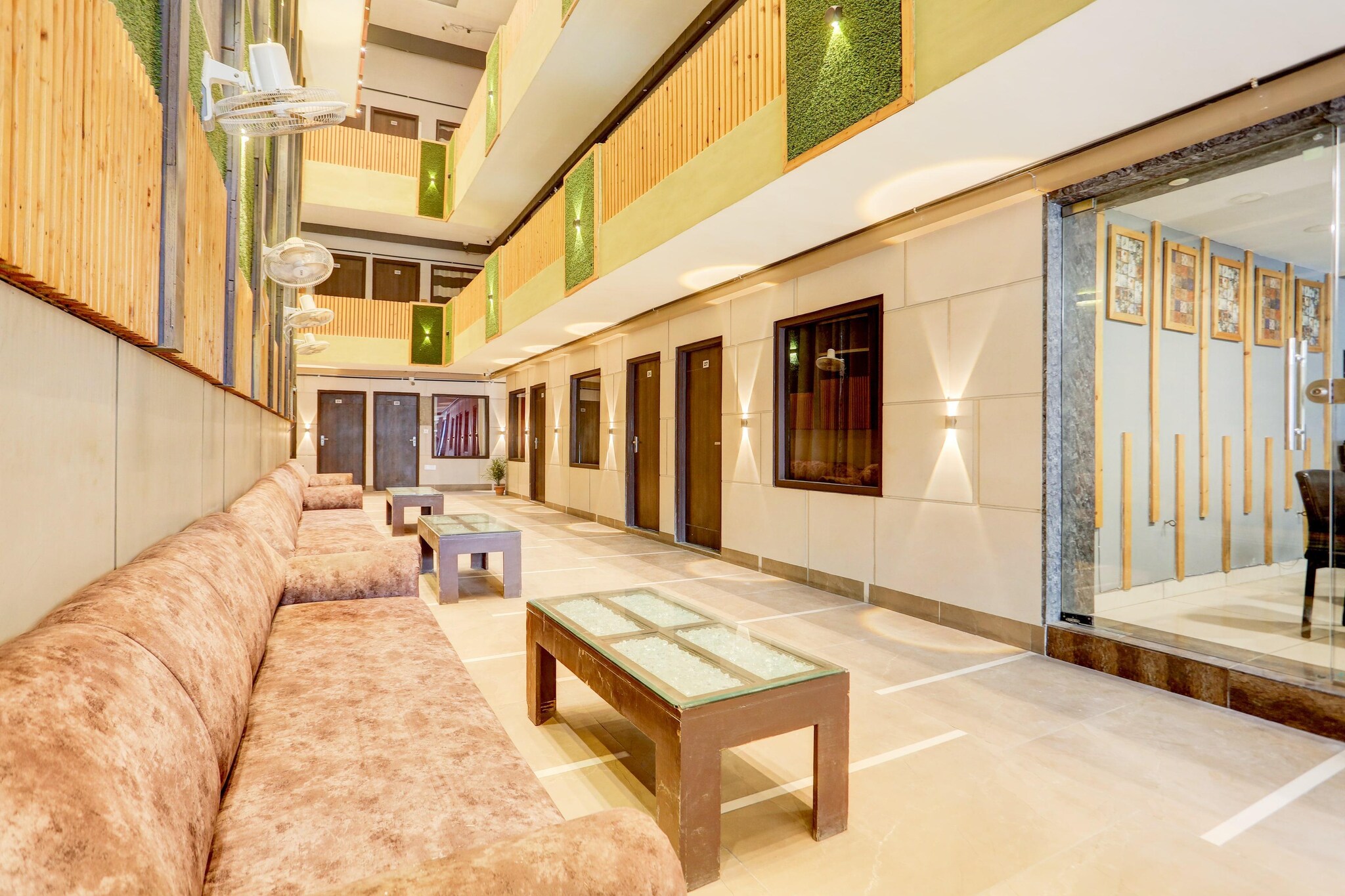 Ground floor: (bedroom(double bed, TV, seating area, air conditioning, lift, telephone, Floor mattress), bathroom(bathtub or shower, shower, washbasin, toilet, Towels incl., shampoo, body soap, hot water))