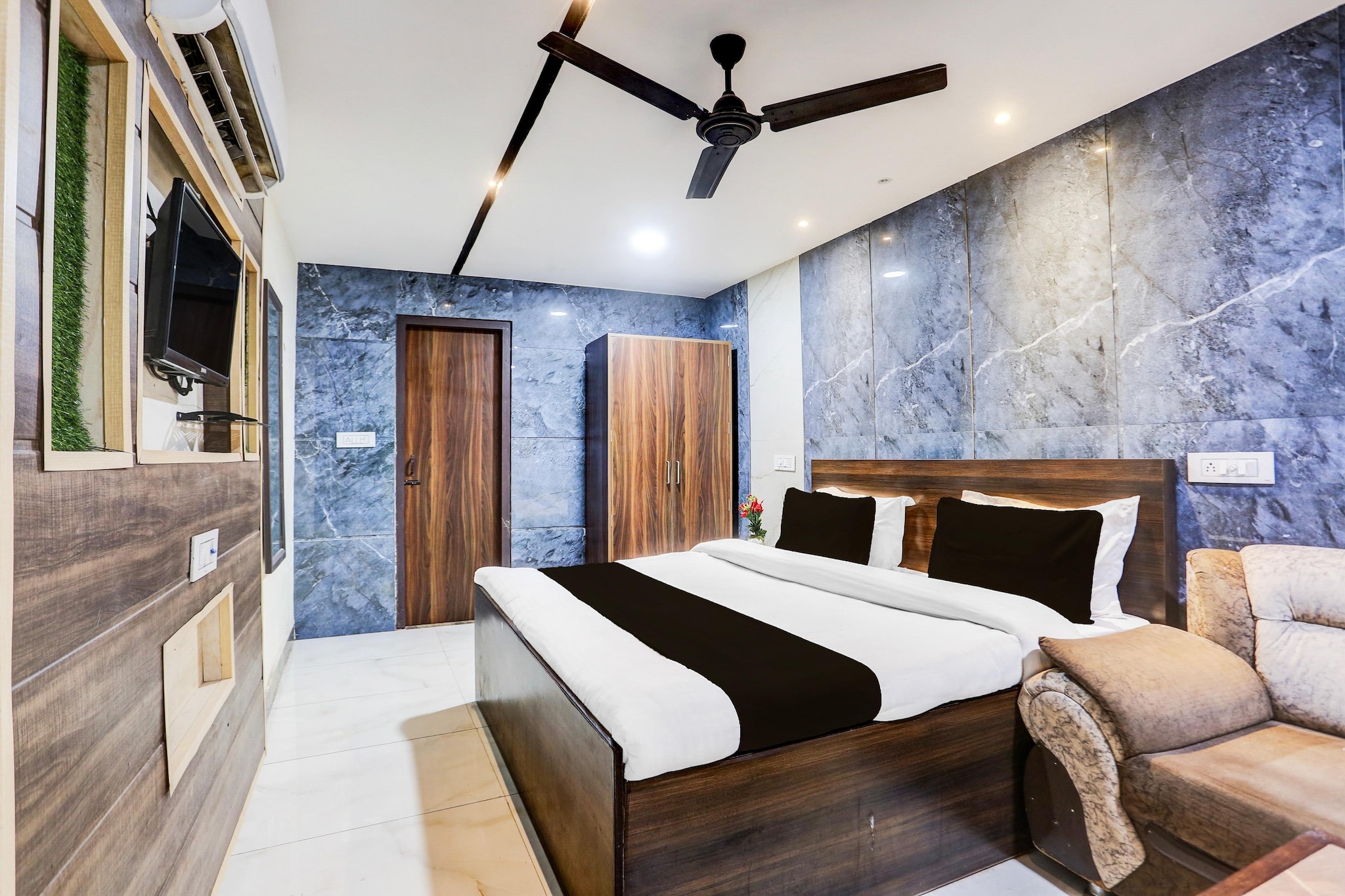 Situated in Ludhiana, Punjab region, Premium  Stays Near Ludhiana Railway Station is set 4.3 km from Ludhiana Junction Railway Station. With a shared lounge, the 4-star hotel has air-conditioned rooms with free WiFi. The accommodation features a shared kitchen and room service for guests.

The rooms in the hotel are fitted with a TV.

A continental breakfast is available at Premium  Stays Near Ludhiana Railway Stationn.

Speaking English and Hindi, staff are always on hand to help at the reception.

Ludhiana Airport is 16 km from the property.

Unmarried couples are warmly welcome at this property.
Guests with local ID proof are warmly welcome.
Apologies, but we are currently unable to host foreign nationals at this property.
Check-in is only available to guests aged 18 and above. Please provide a government-issued ID to confirm your age.
Early Check-In Policy: A full dayâ€™s room rate will be charged for check-ins before 6:00 AM. Complimentary early check-in is available between 6:00 AM and 10:00 AM, subject to room availability.
