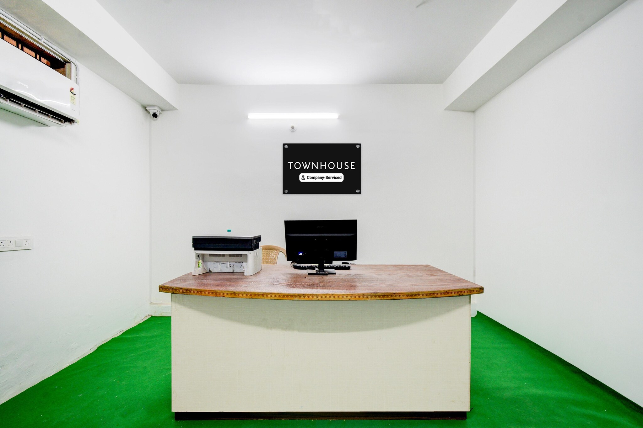 Ground floor: (bedroom(double bed, TV, seating area, electric kettle, dishwasher, bathtub or shower, shower, washbasin, toilet, air conditioning, lift, Towels for a fee, telephone, shampoo, body soap, Floor mattress), bathroom)