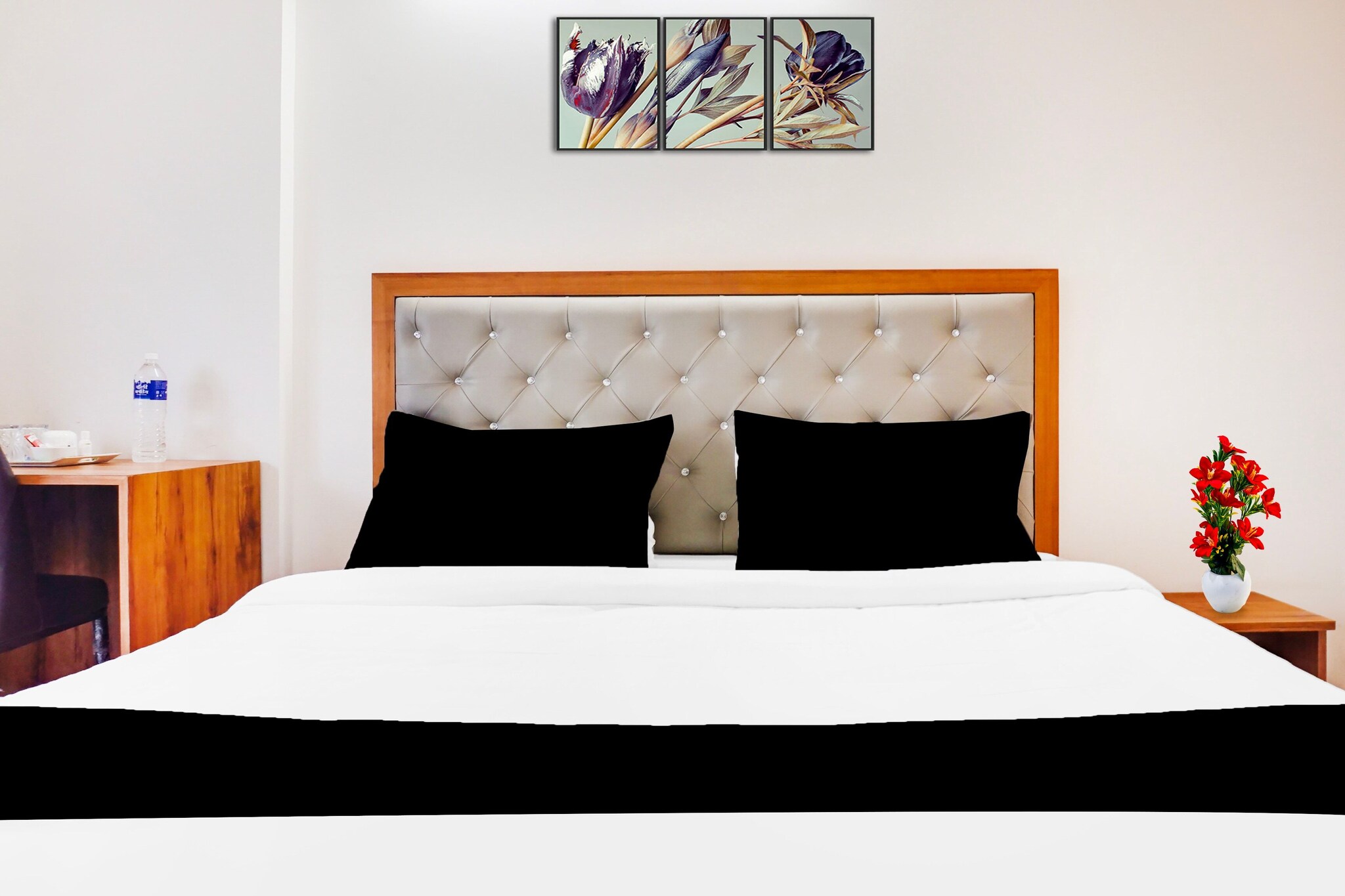 Ground floor: (bedroom(double bed, TV, seating area, air conditioning, lift, telephone), bathroom(bathtub or shower, shower, washbasin, toilet, Towels incl., shampoo, body soap, hot water))