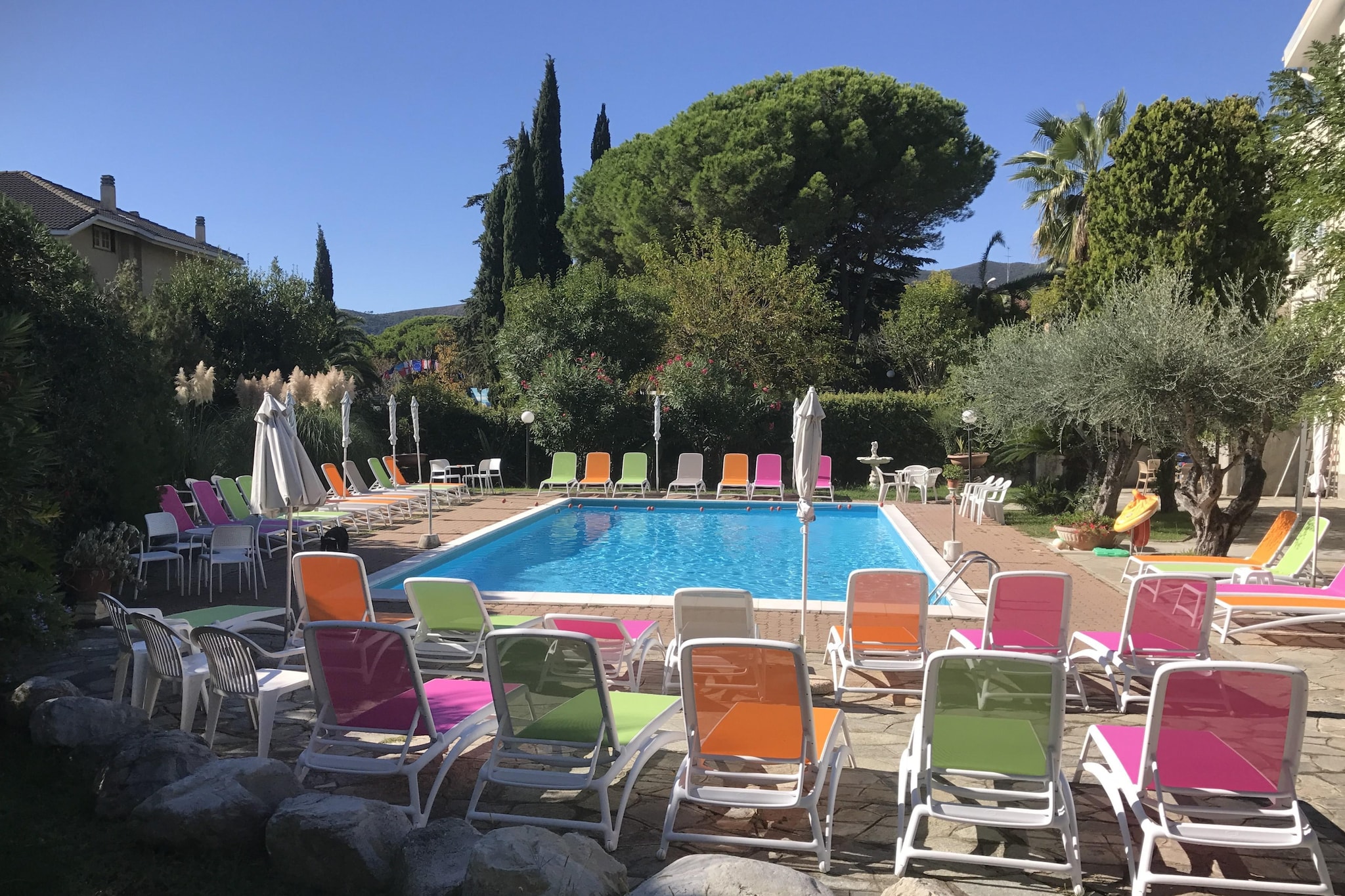 In a quiet location, approximately 1,000 to 1,200 meters from the sea and the center of Loano, this charming residence is surrounded by a well-kept park with a garden. Restaurants and shops are within walking distance. The complex consists of a main building and a smaller building and offers partially renovated apartments, most with balconies or garden areas.

The studio apartment for up to four people extends over two levels and features a double bedroom and a living room with a sofa bed. Amenities include a bathroom with shower or bathtub, a kitchenette with a gas stove, a refrigerator with a freezer compartment, a microwave, satellite TV, air conditioning, and heating. A furnished balcony is also available.

A shared pool (open approximately from April to the end of September, weather dependent) and a tennis court are available to guests on site â€“ ideal for a relaxing holiday on the Ligurian coast.