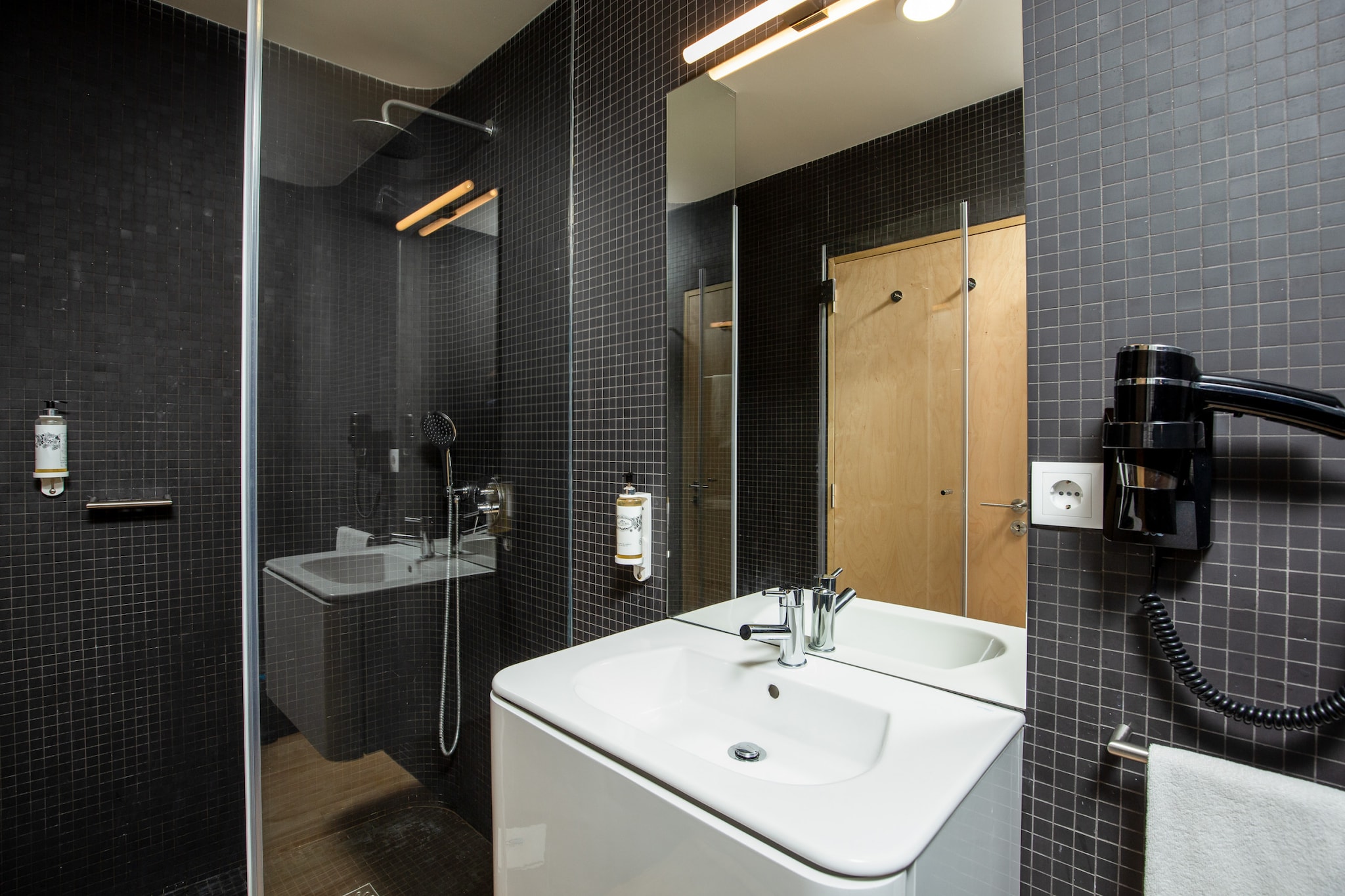 Feel Porto Codeçal Studio 1.1-Badezimmer