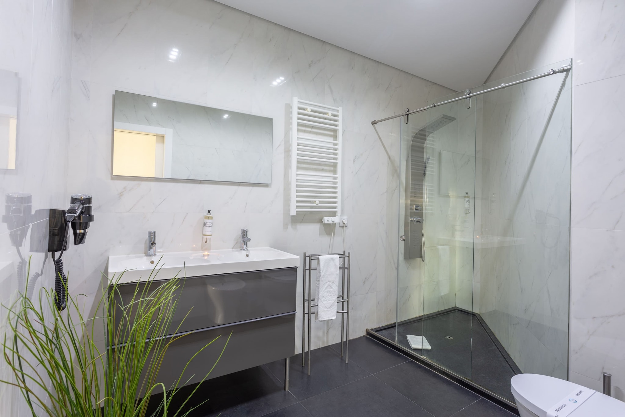 Feel Porto Downtown City Roofs-Badkamer
