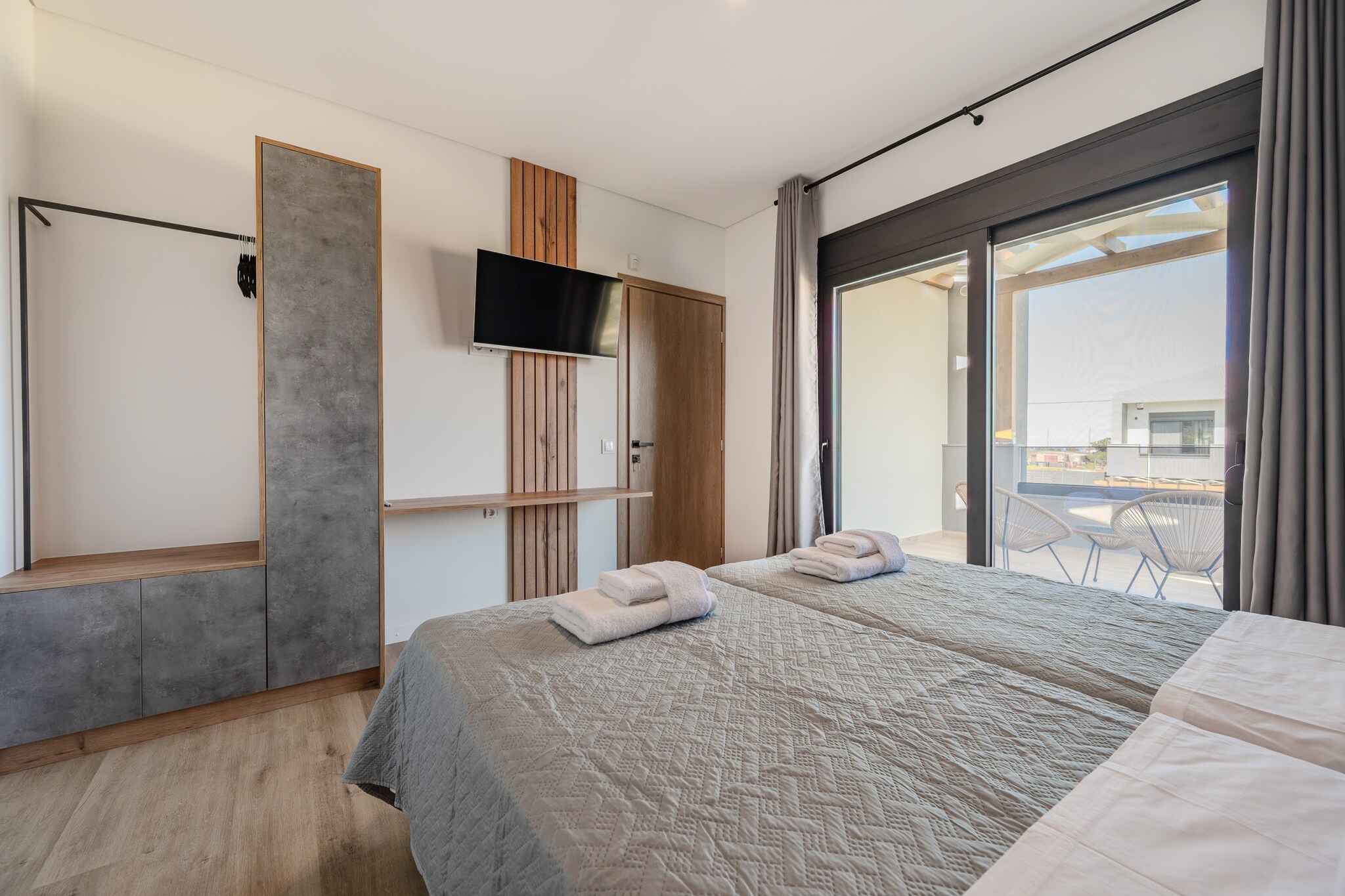 Rosy 2-Bedroom