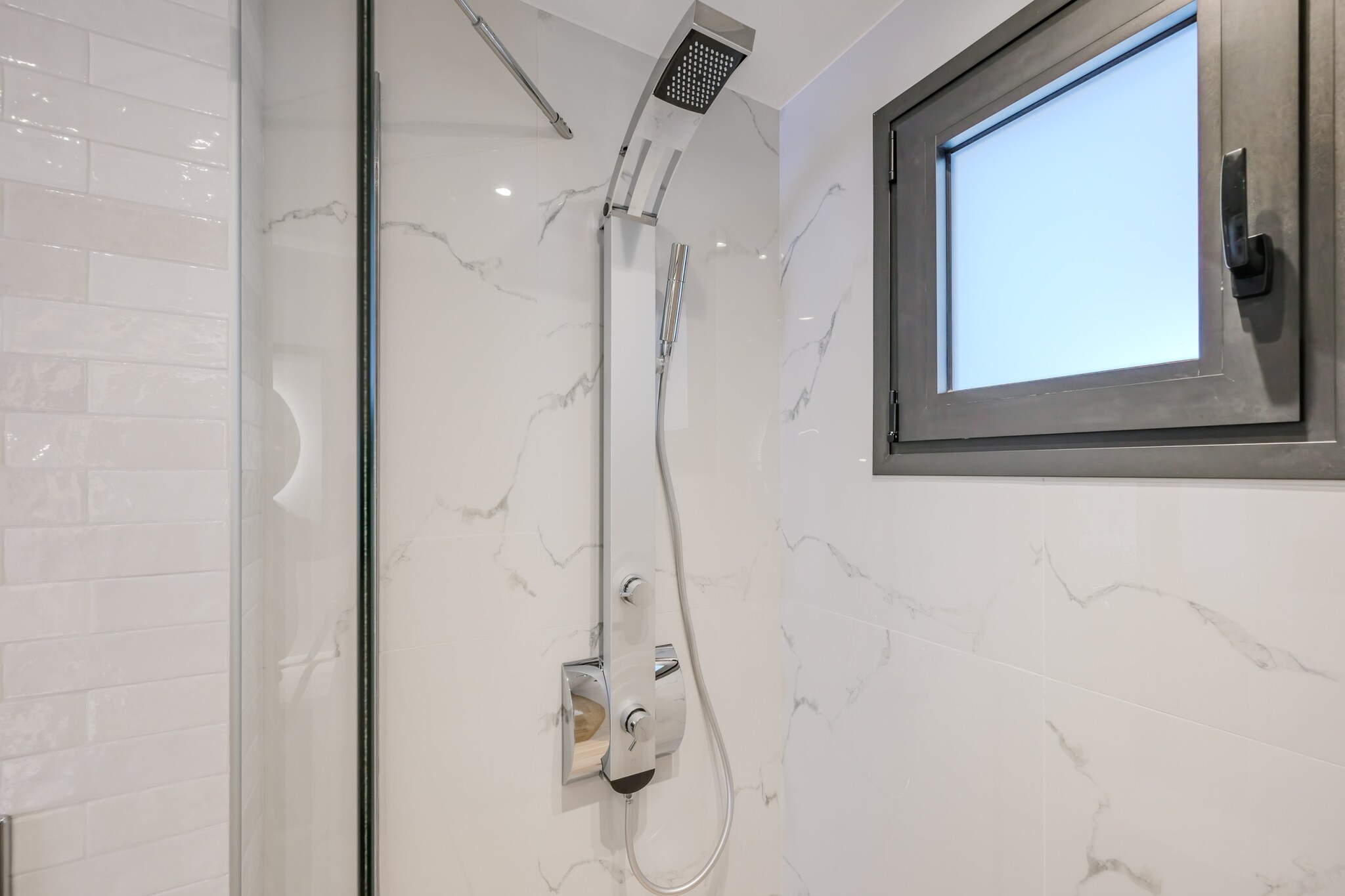 Rosy 2-Bathroom